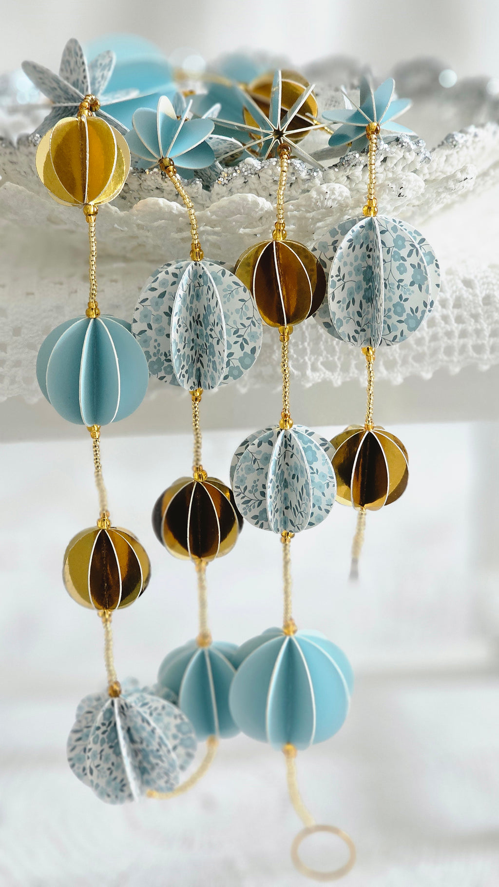 Guirlande en papier décorative bleu et dorée