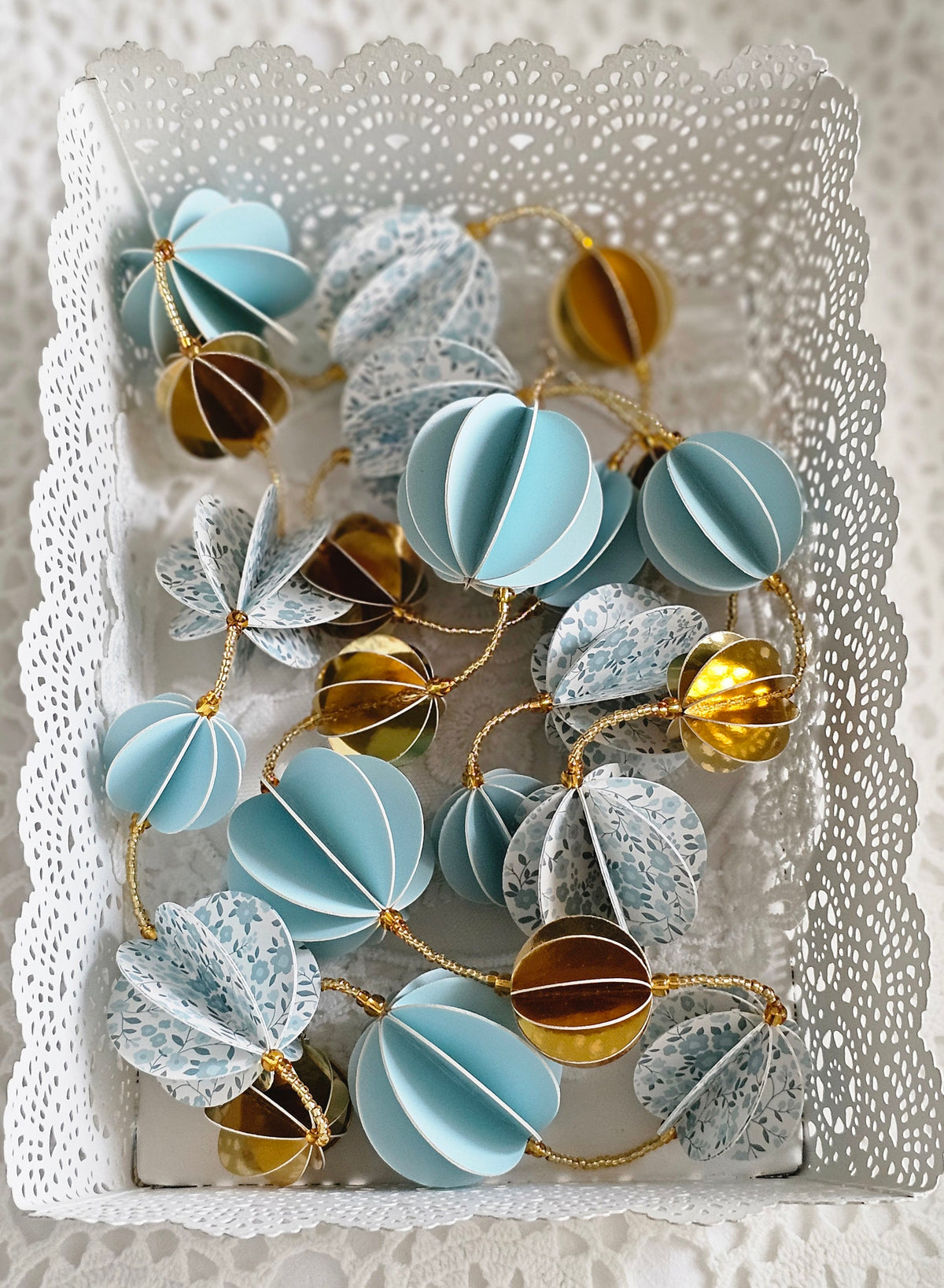 Guirlande en papier décorative bleu et dorée