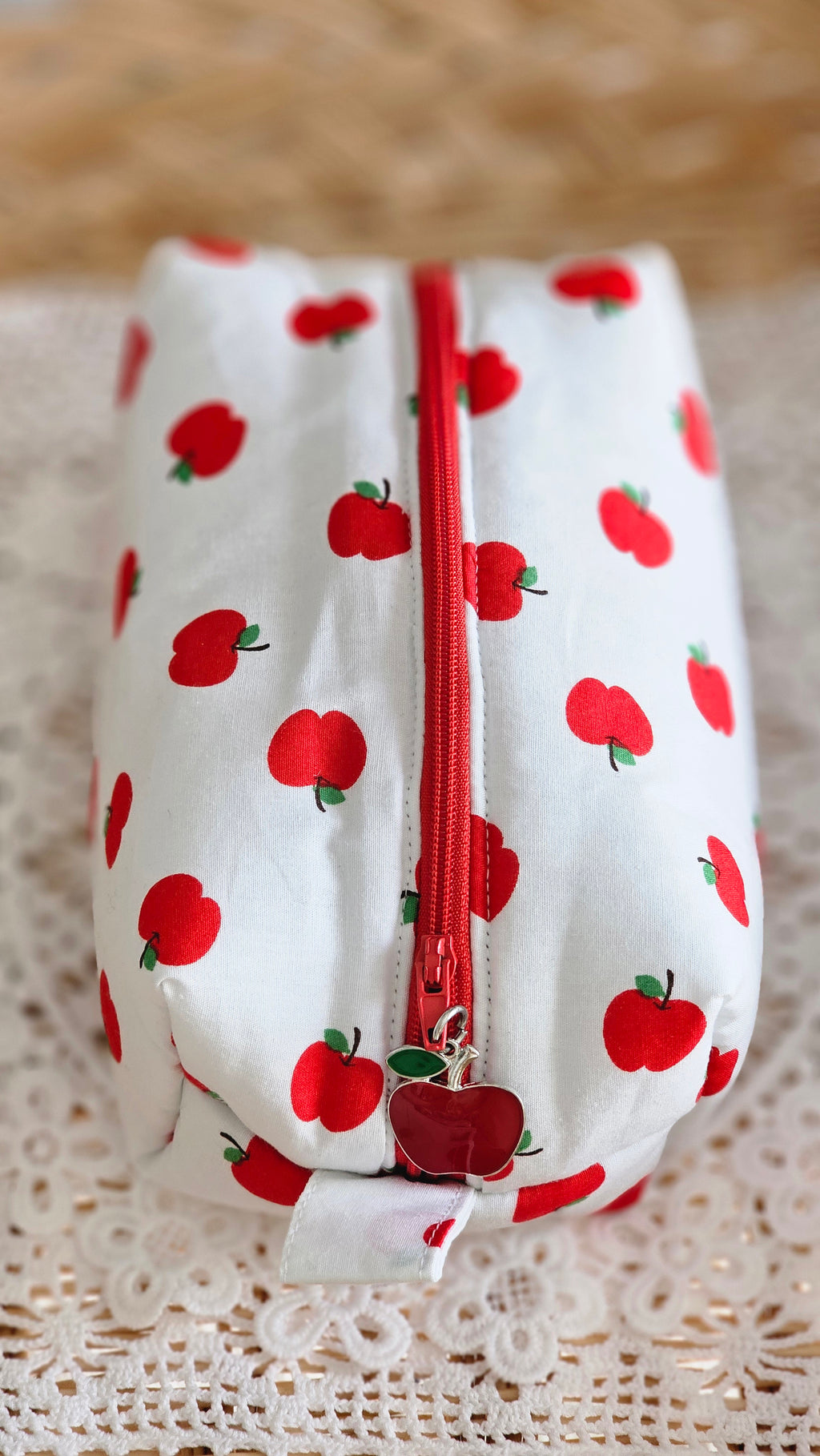 Trousse petites pommes rouges