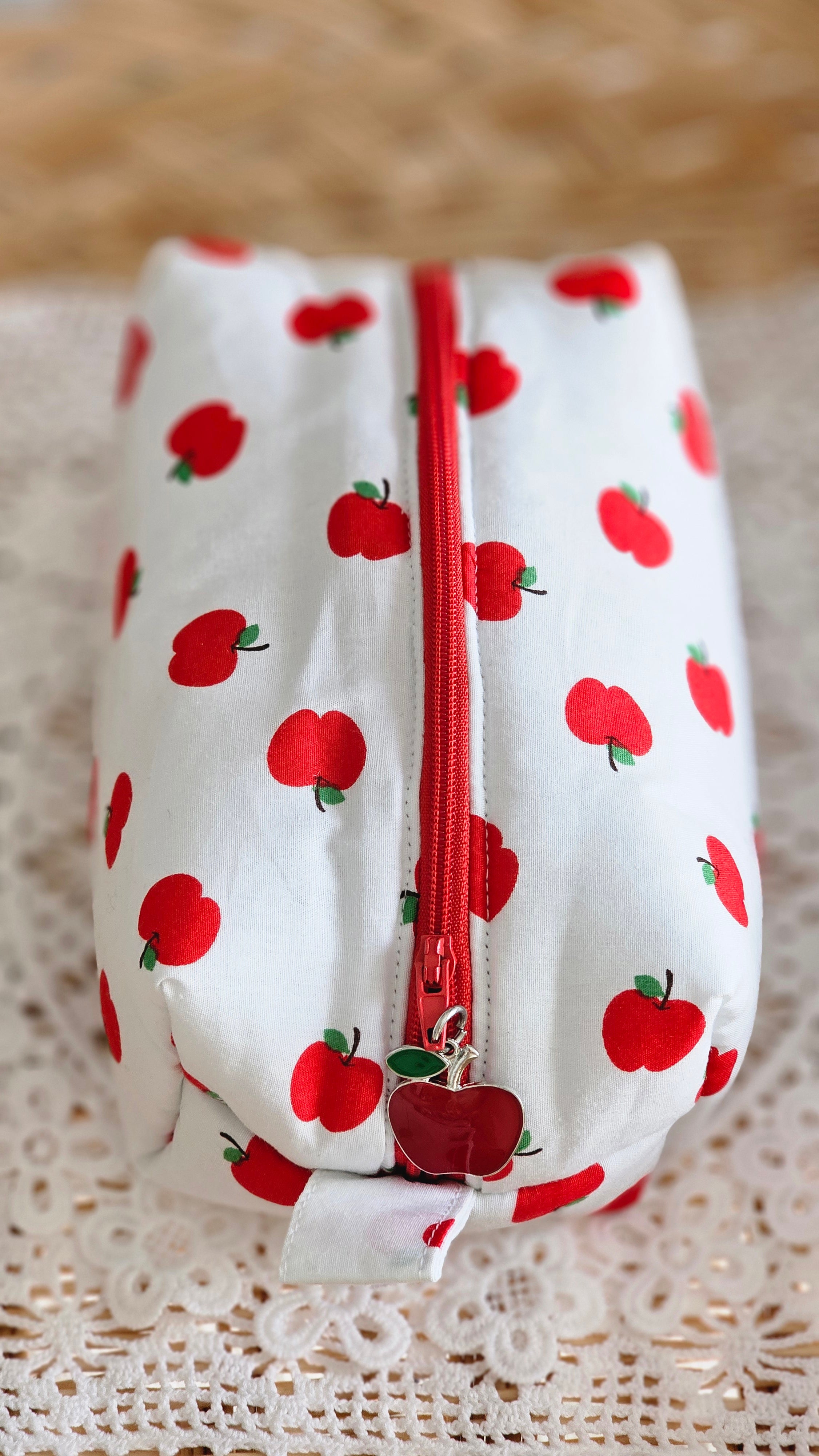 Trousse petites pommes rouges
