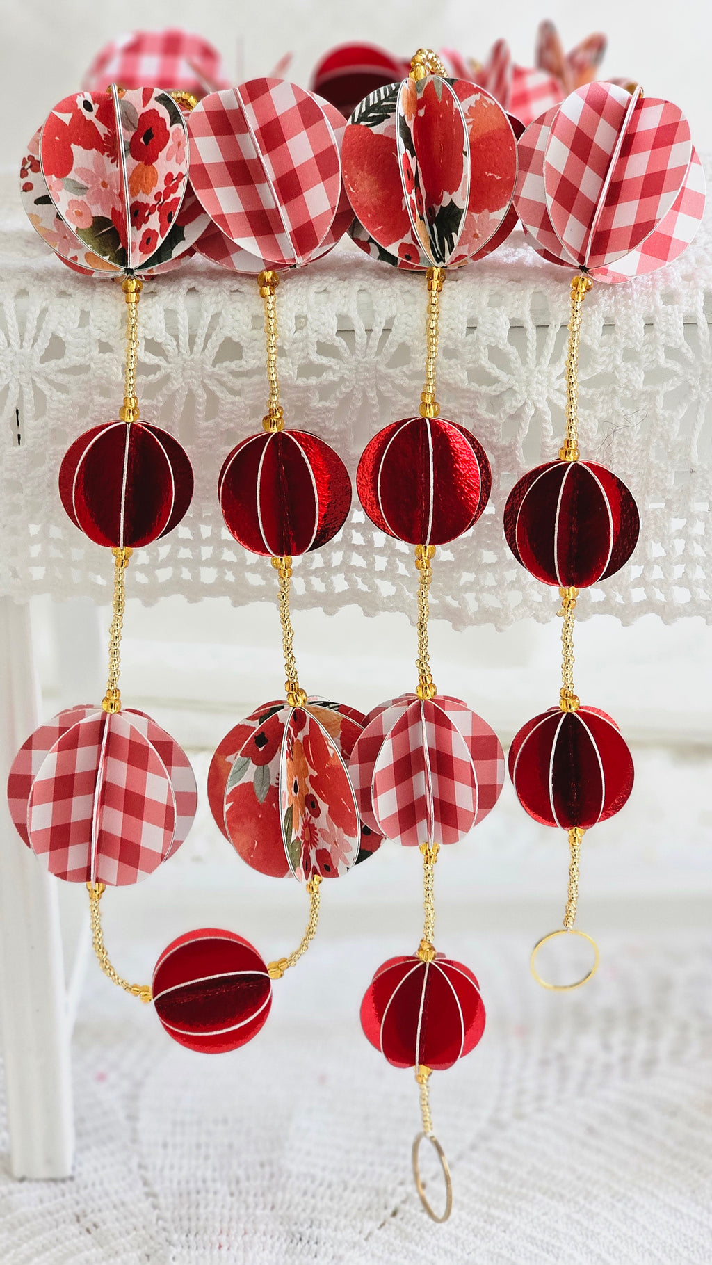 Guirlande décorative en papier rouge
