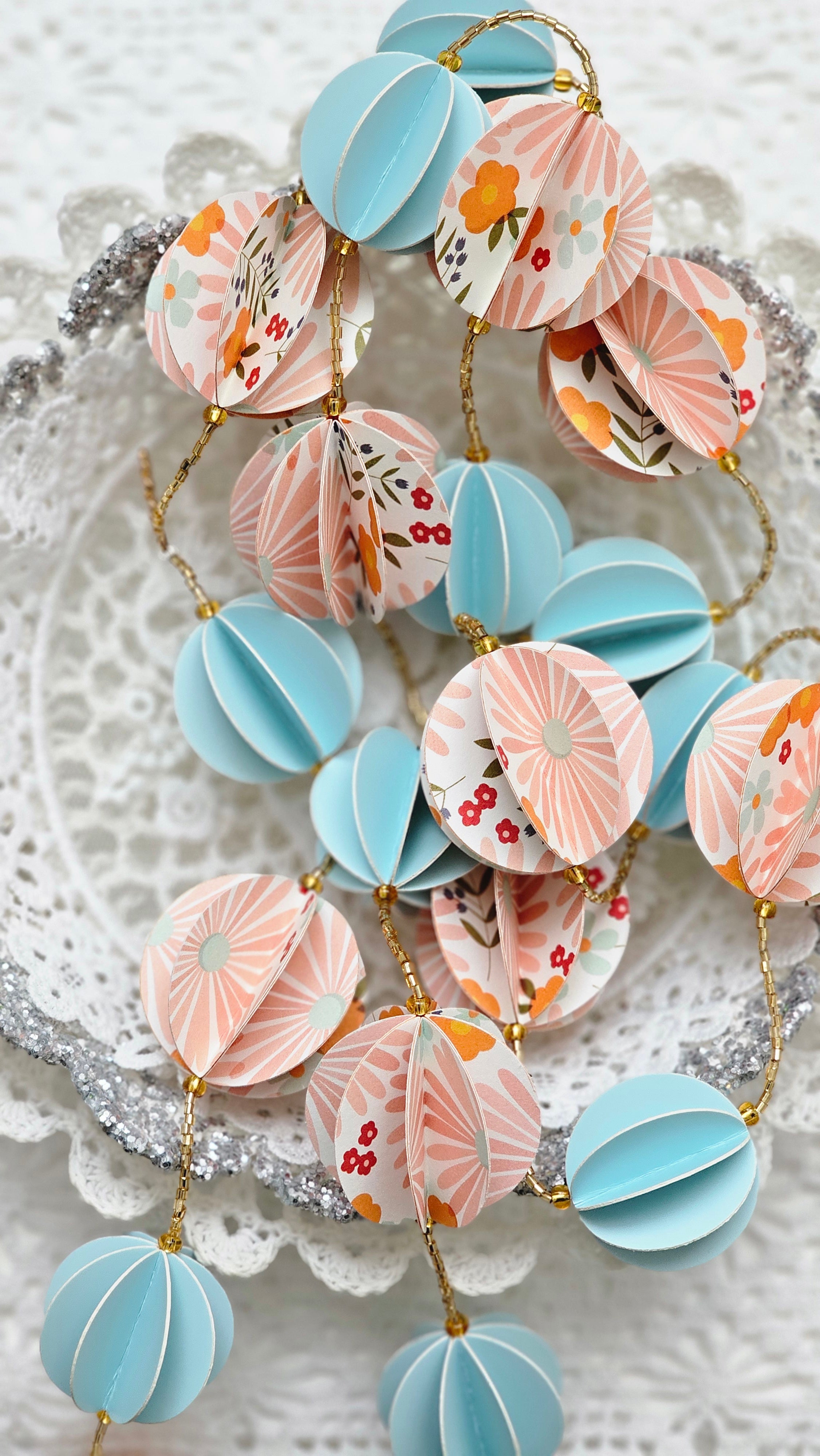 Guirlande en papier et perles de rocaille