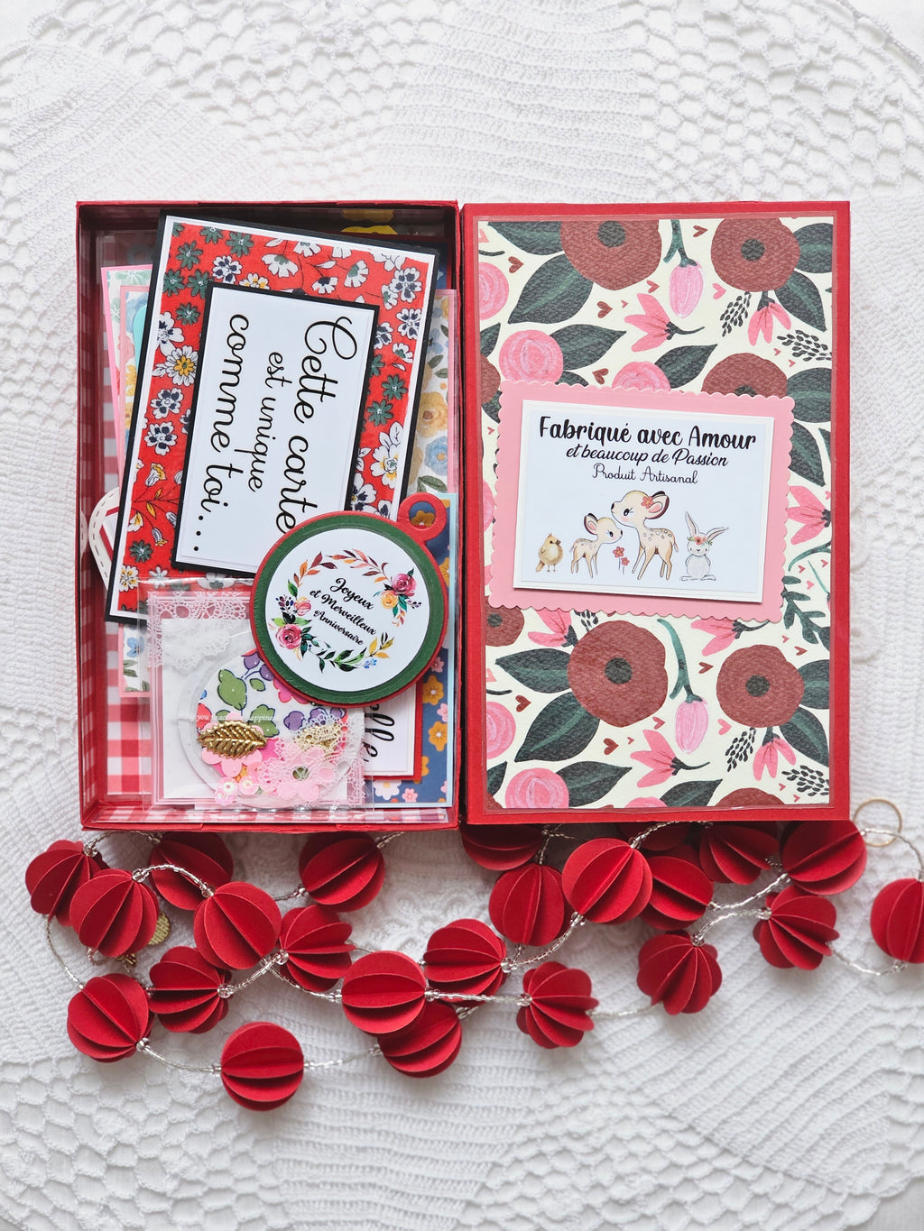 Guirlande et cartes et la jolie boîte en papier