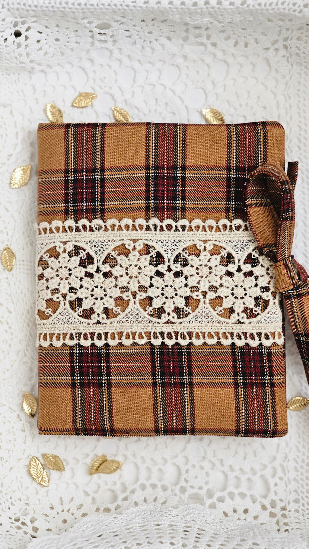 Housse de cahier tissu marron et dentelle avec magnet