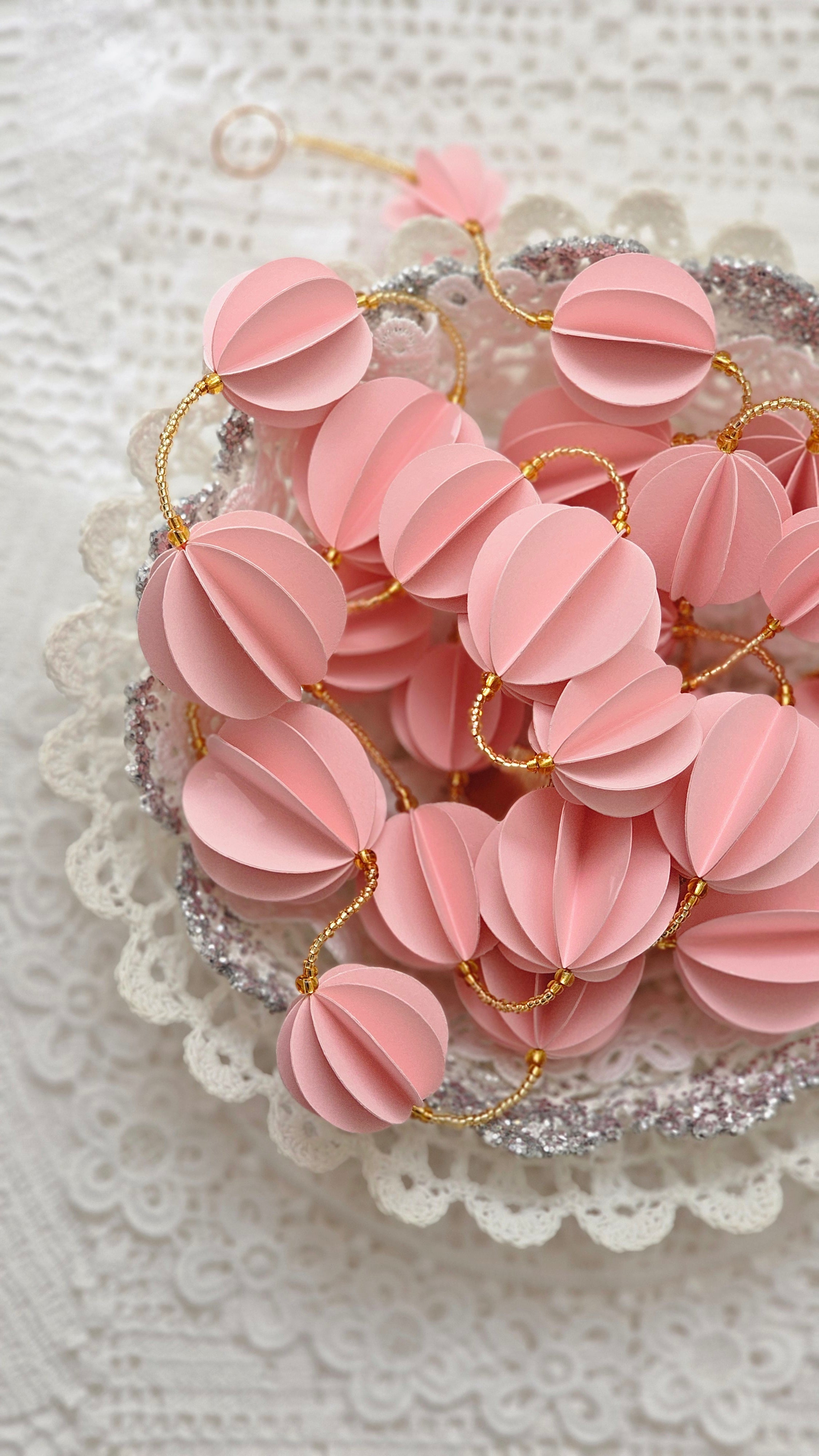Guirlande décorative en papier rose