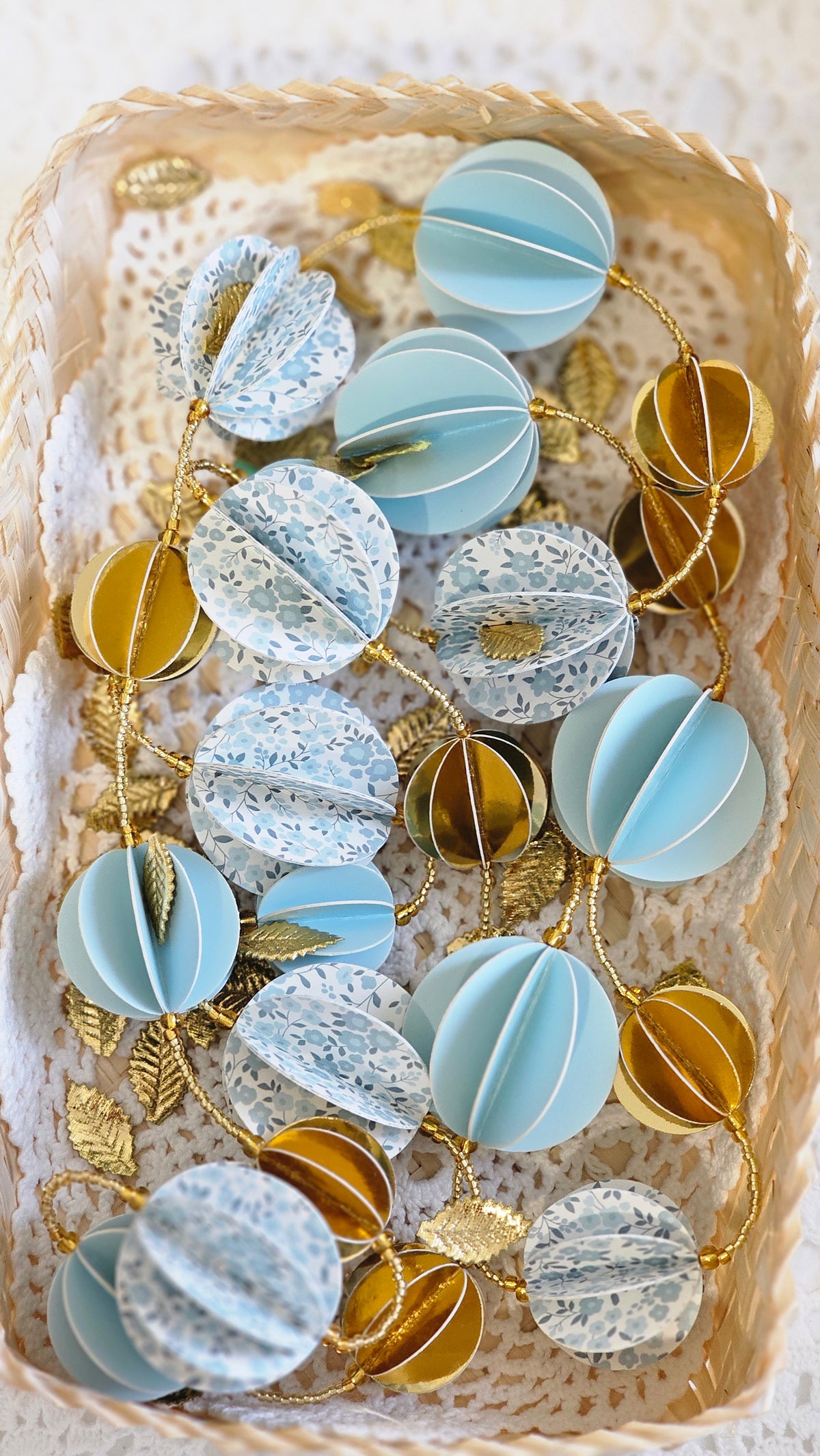 Guirlande en papier décorative bleu et dorée