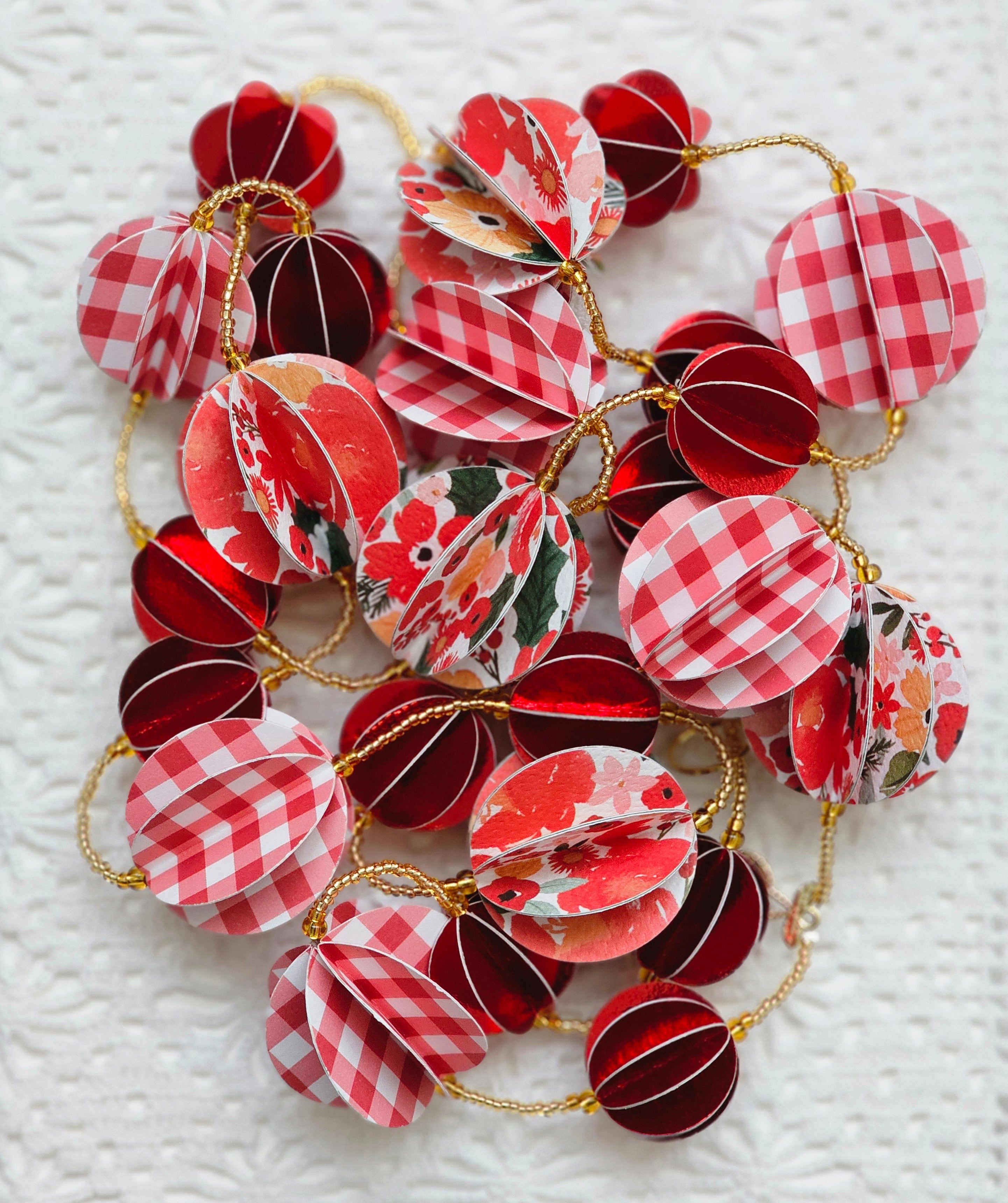 Guirlande décorative en papier rouge