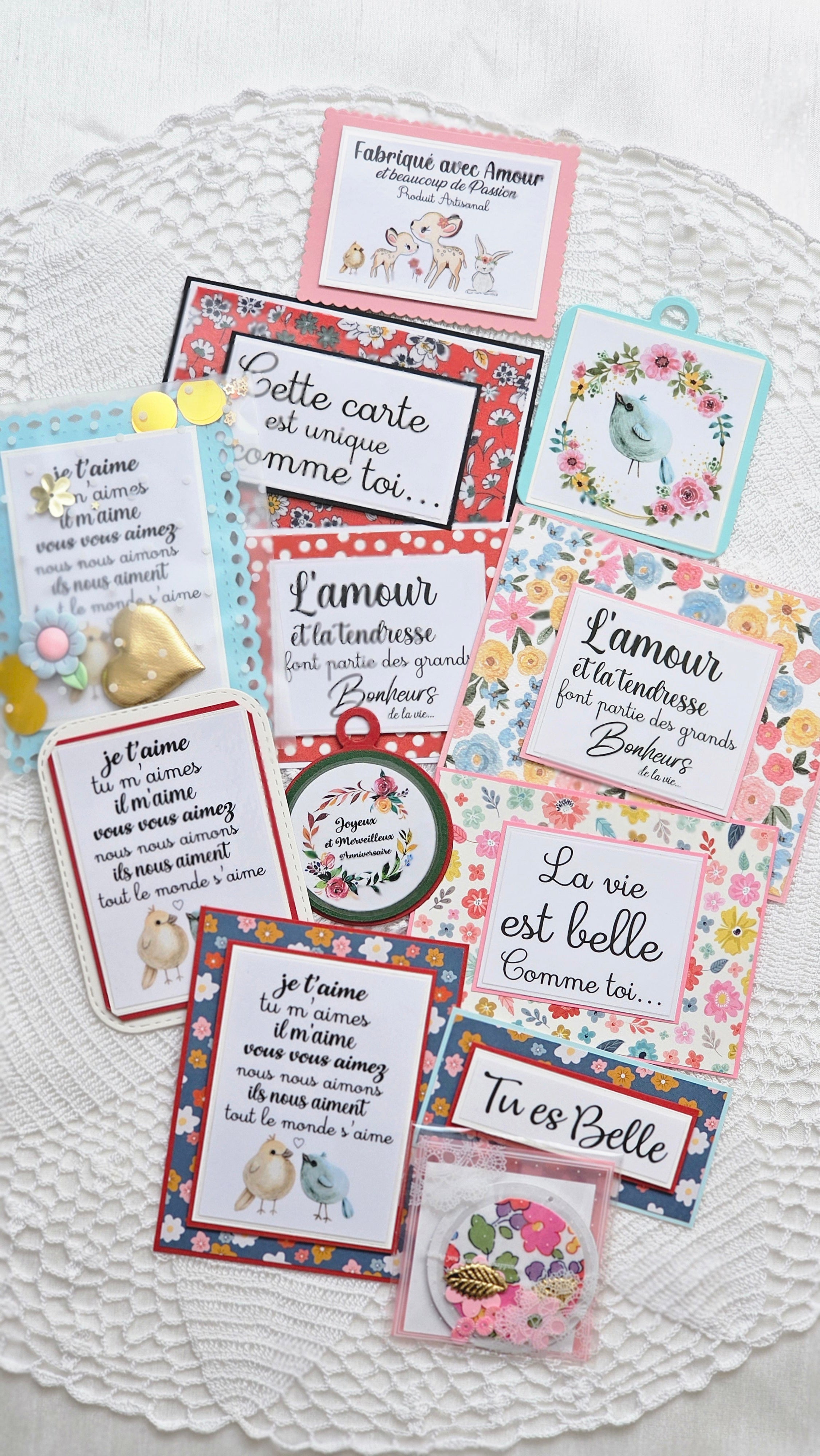 Guirlande et cartes et la jolie boîte en papier