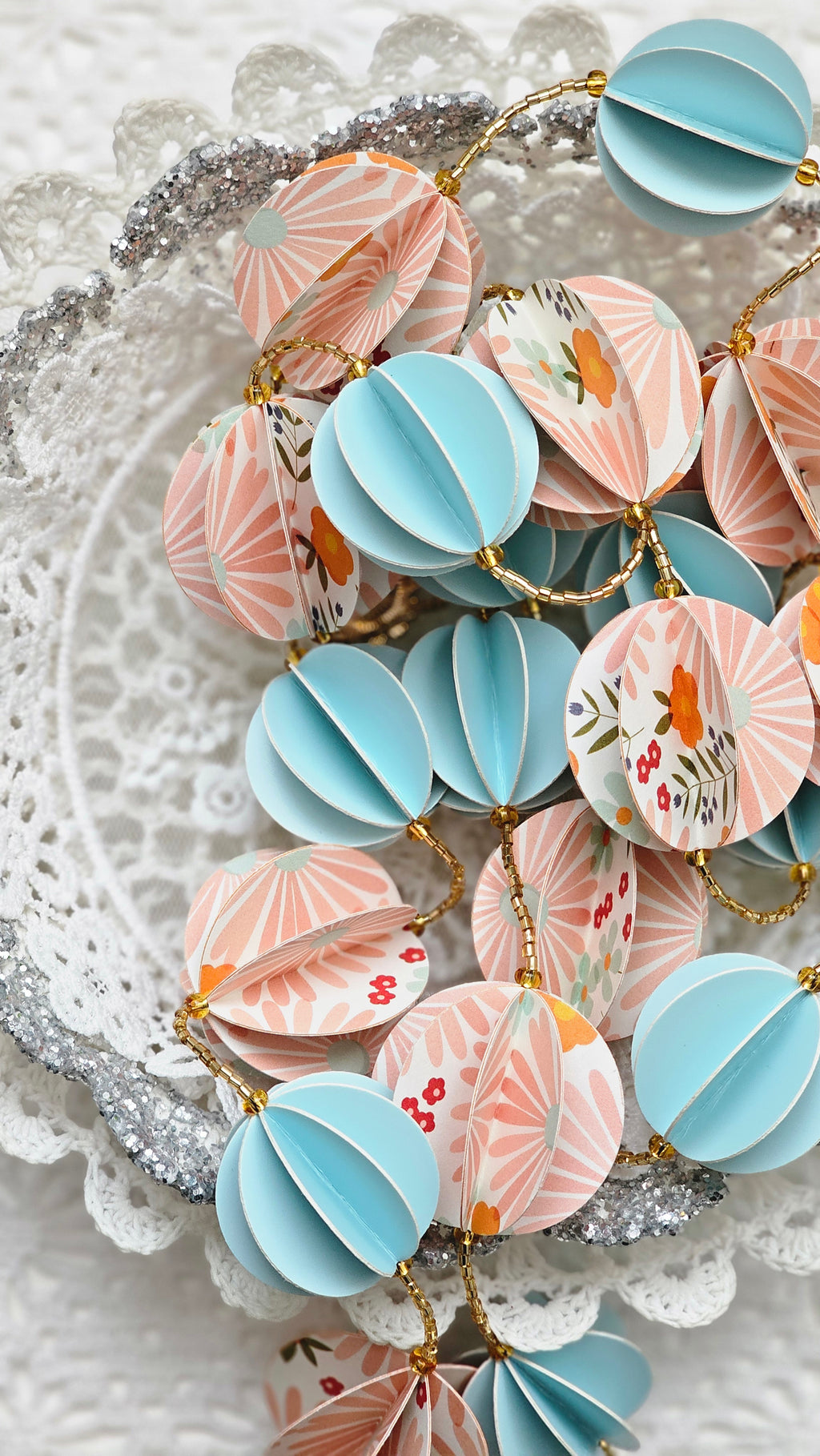Guirlande en papier et perles de rocaille