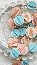 Guirlande en papier et perles de rocaille