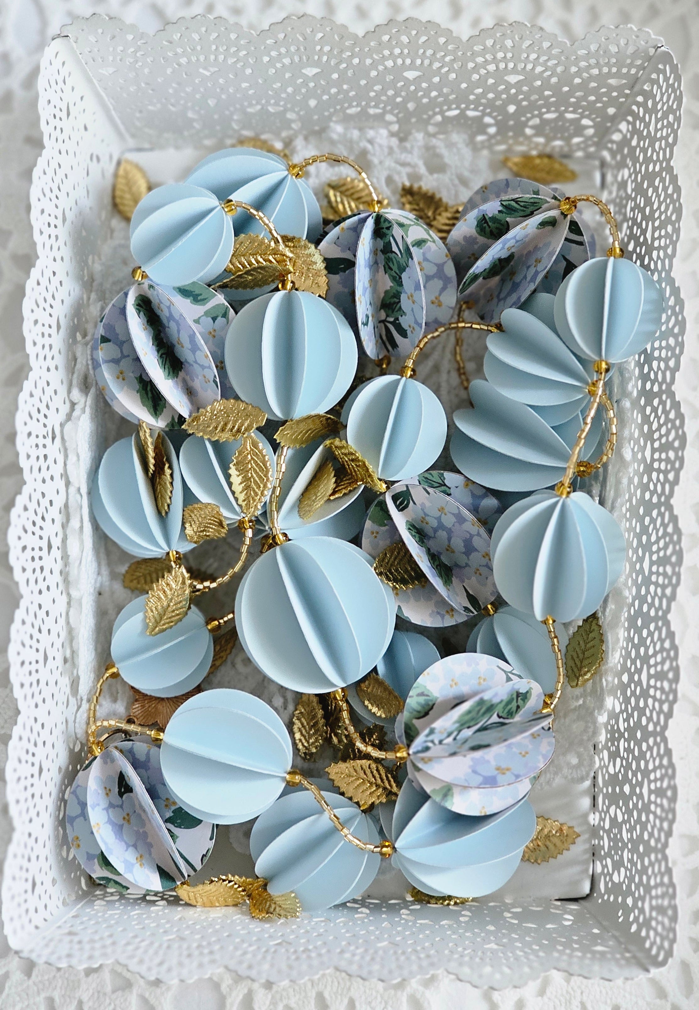 Guirlande décorative en papier bleu