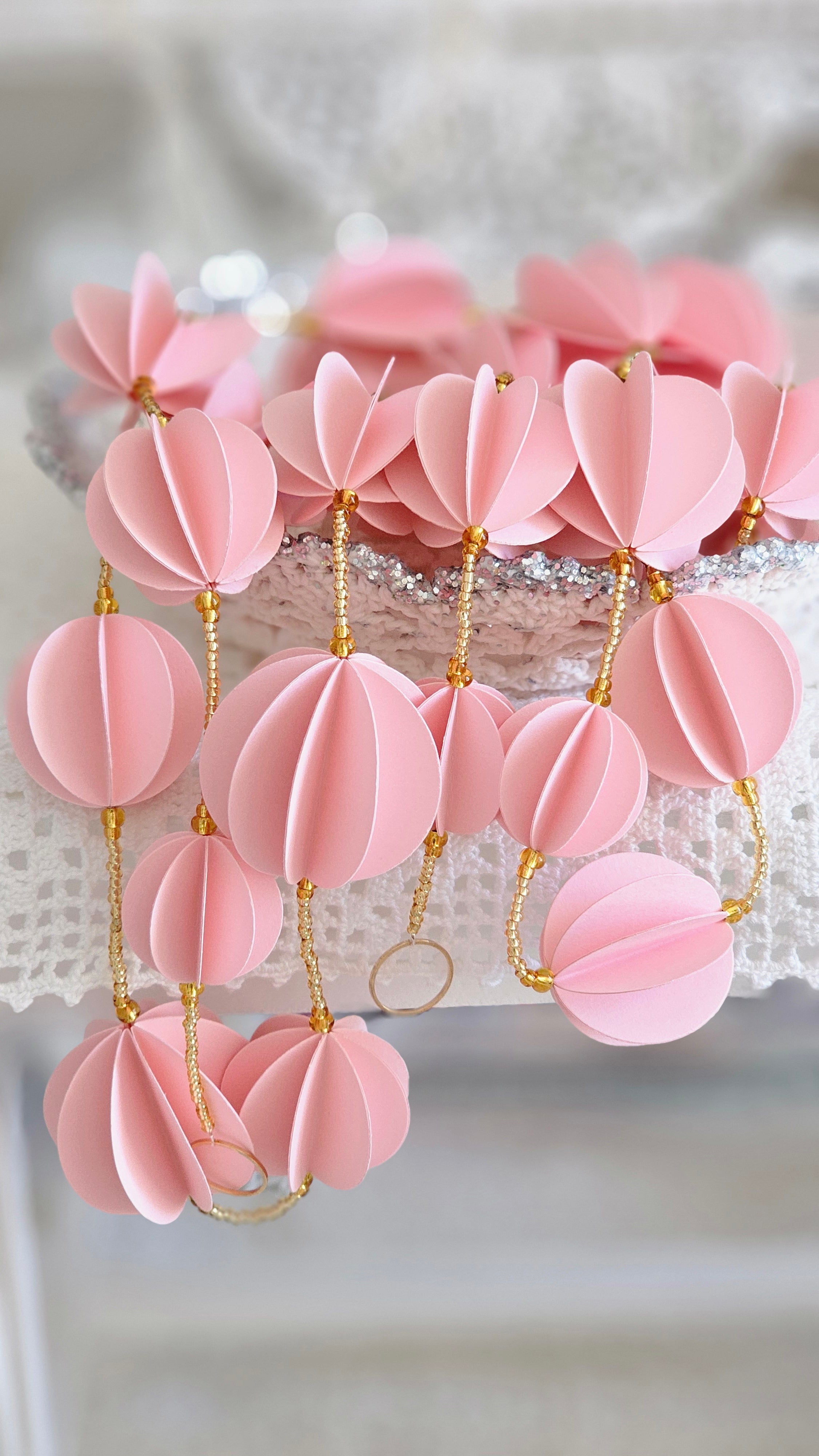 Guirlande décorative en papier rose