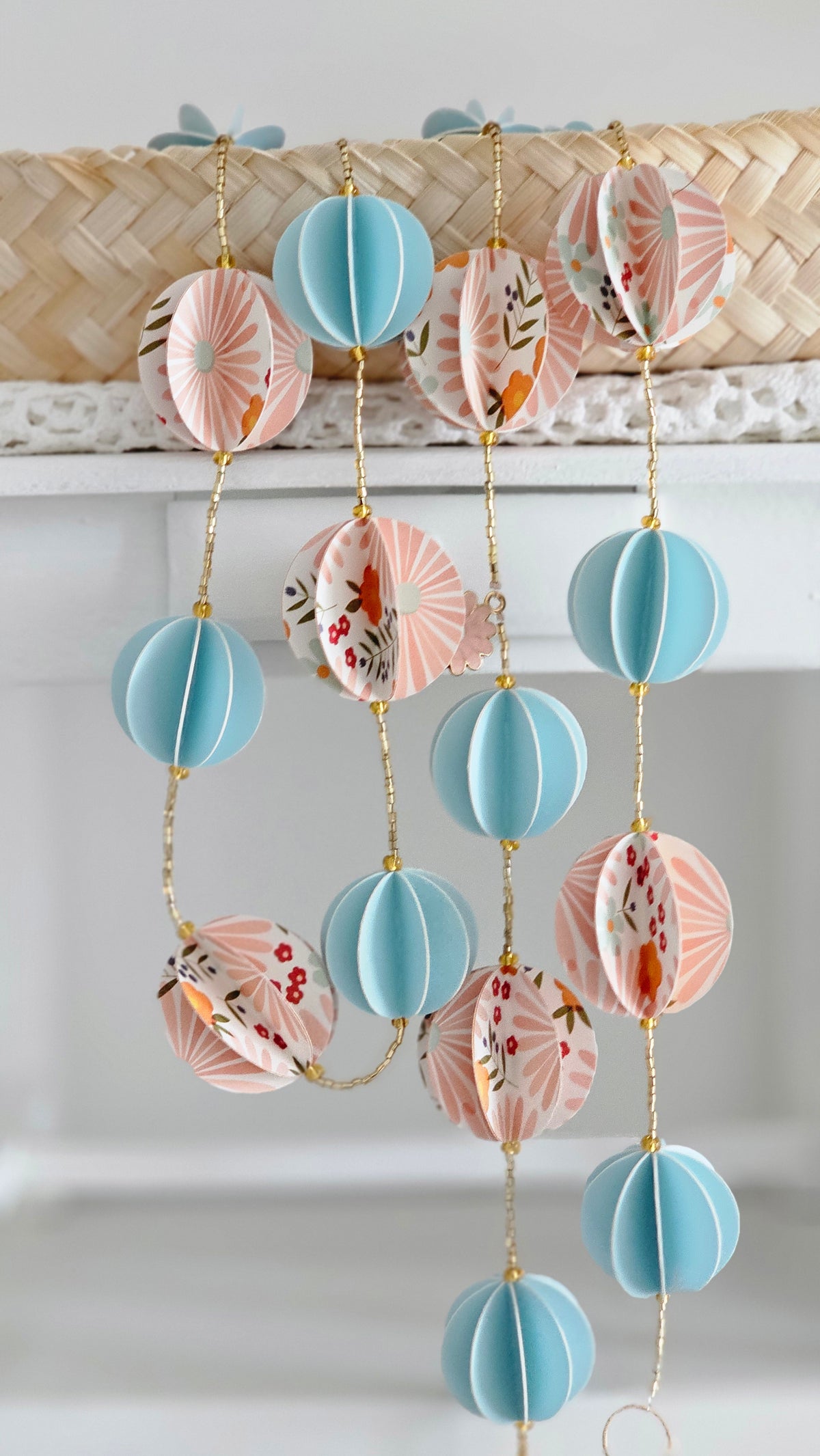 Guirlande en papier et perles de rocaille