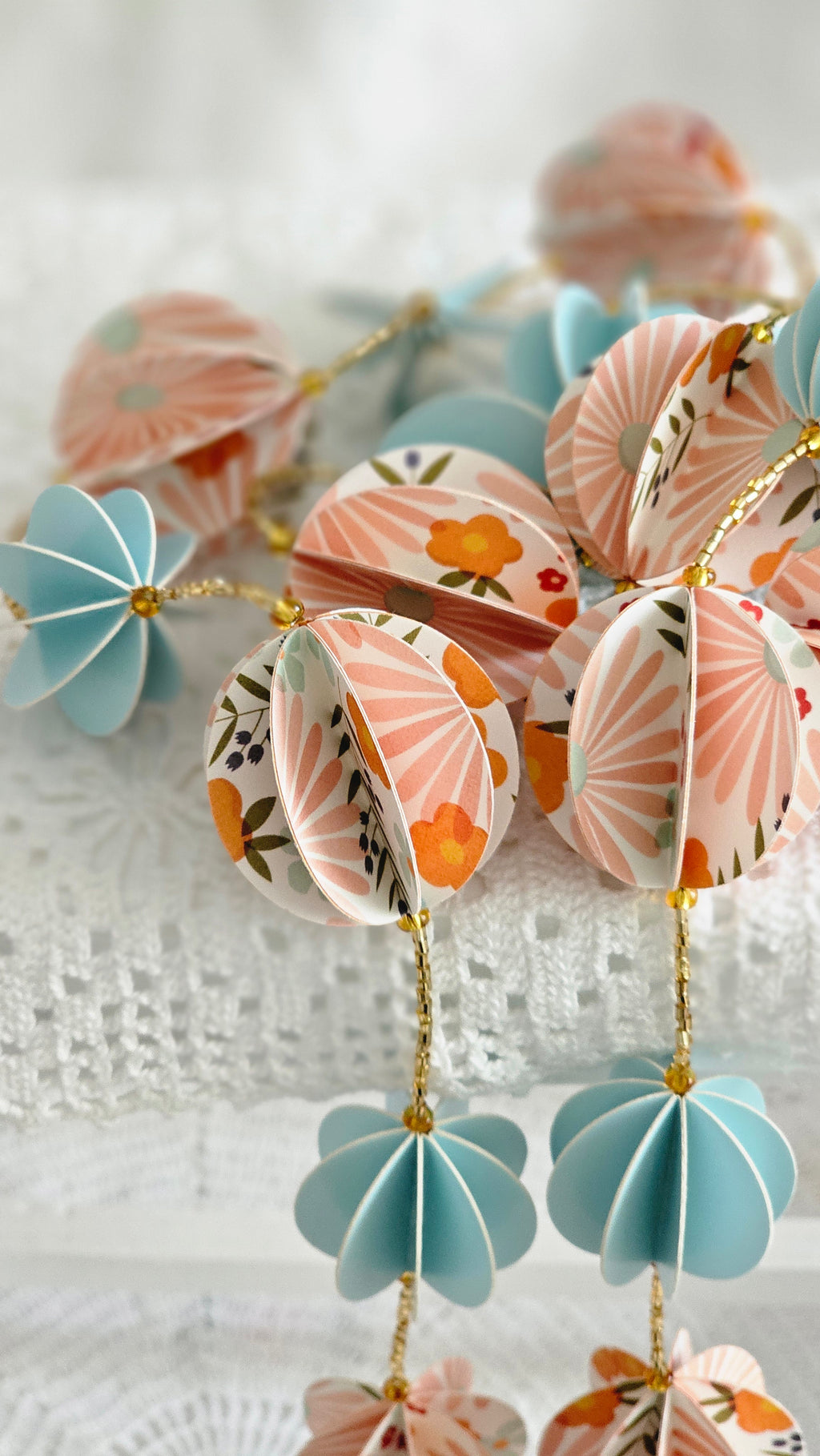 Guirlande en papier et perles de rocaille