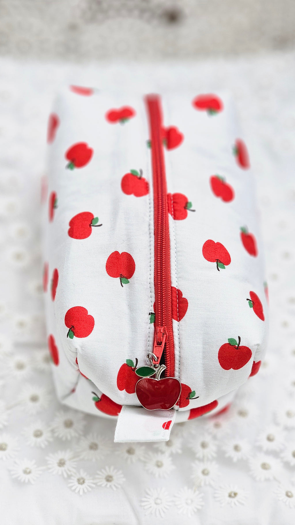 Trousse petites pommes rouges
