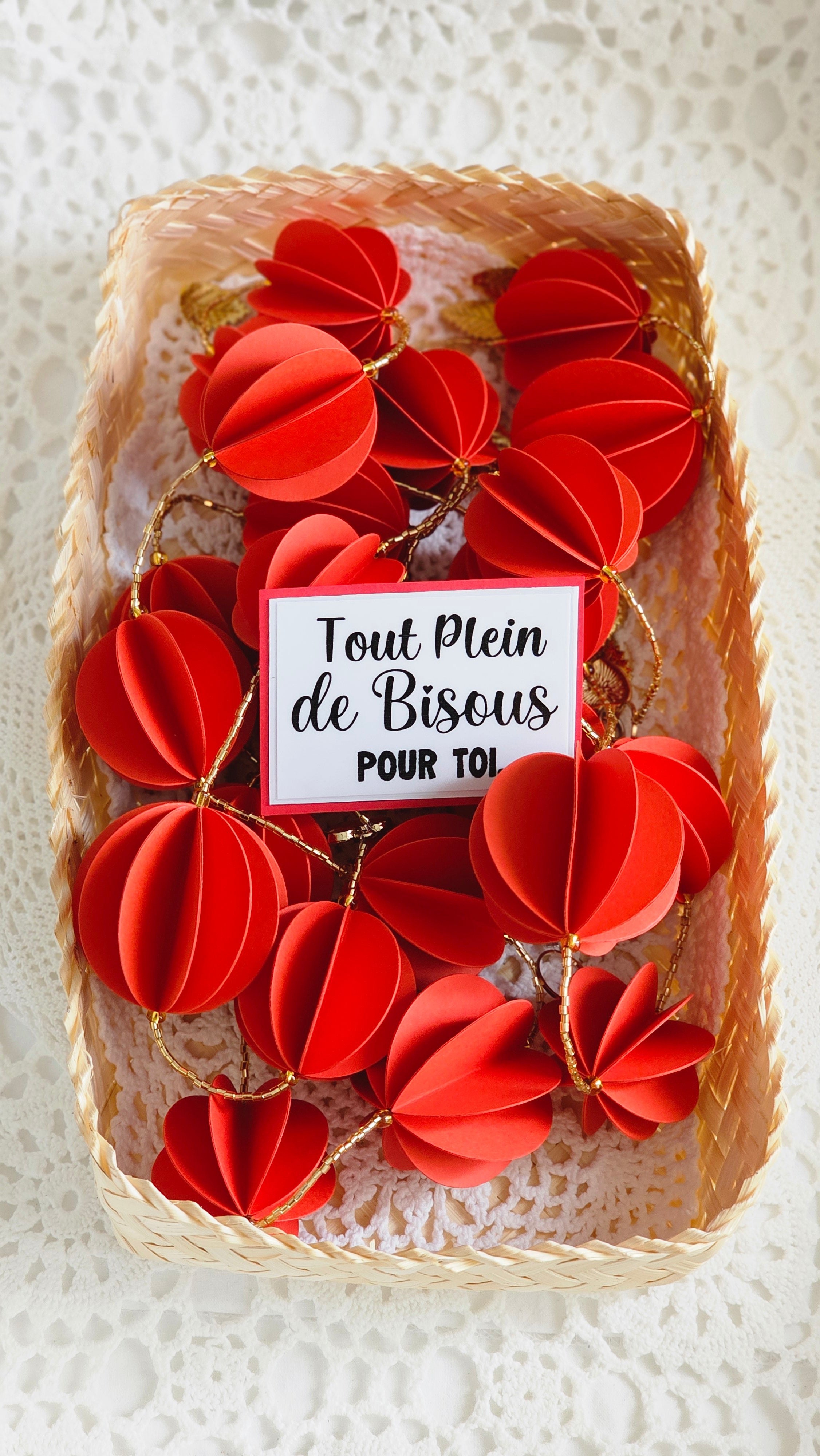 Guirlande de boules en papier rouge