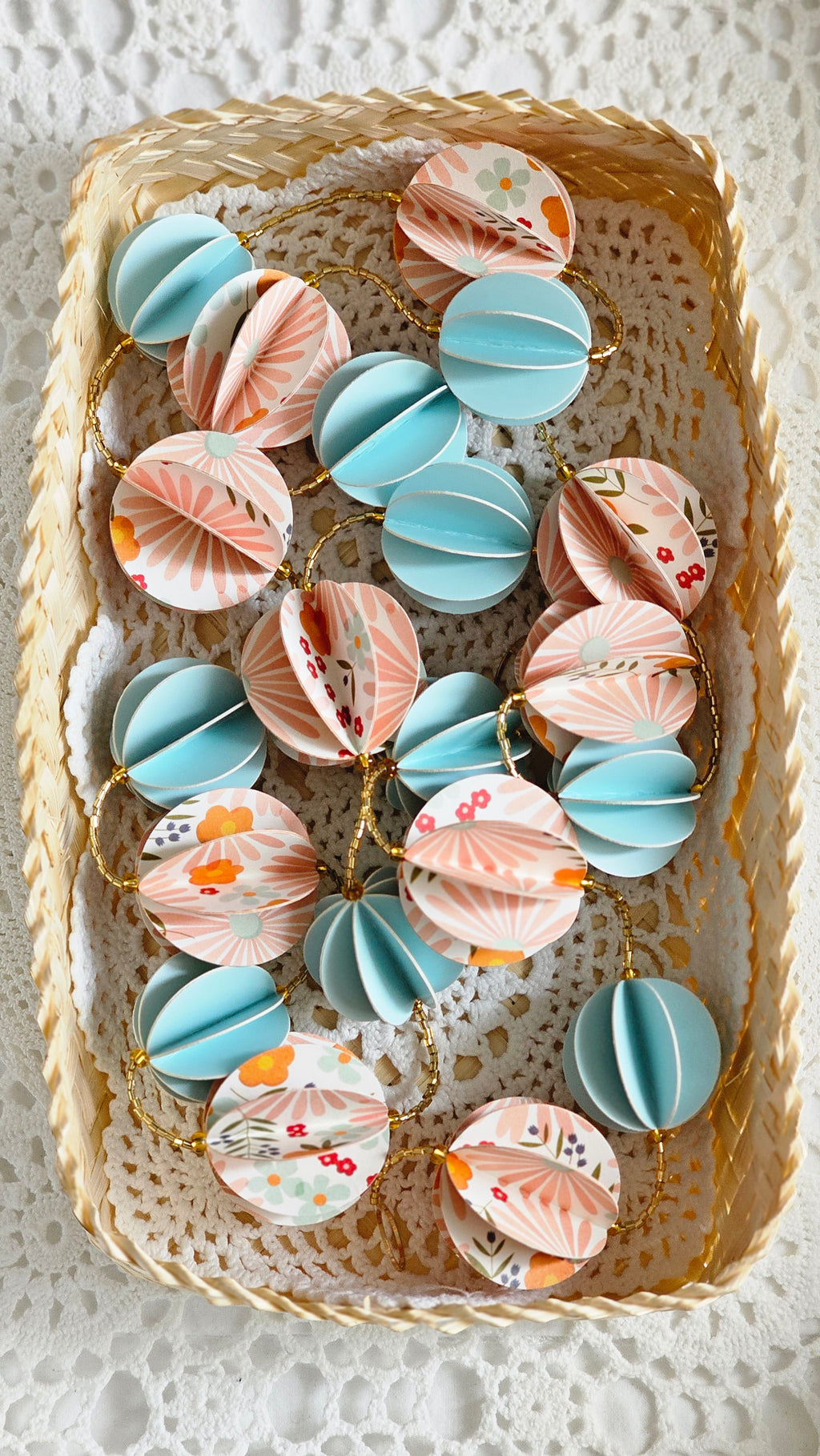 Guirlande en papier et perles de rocaille