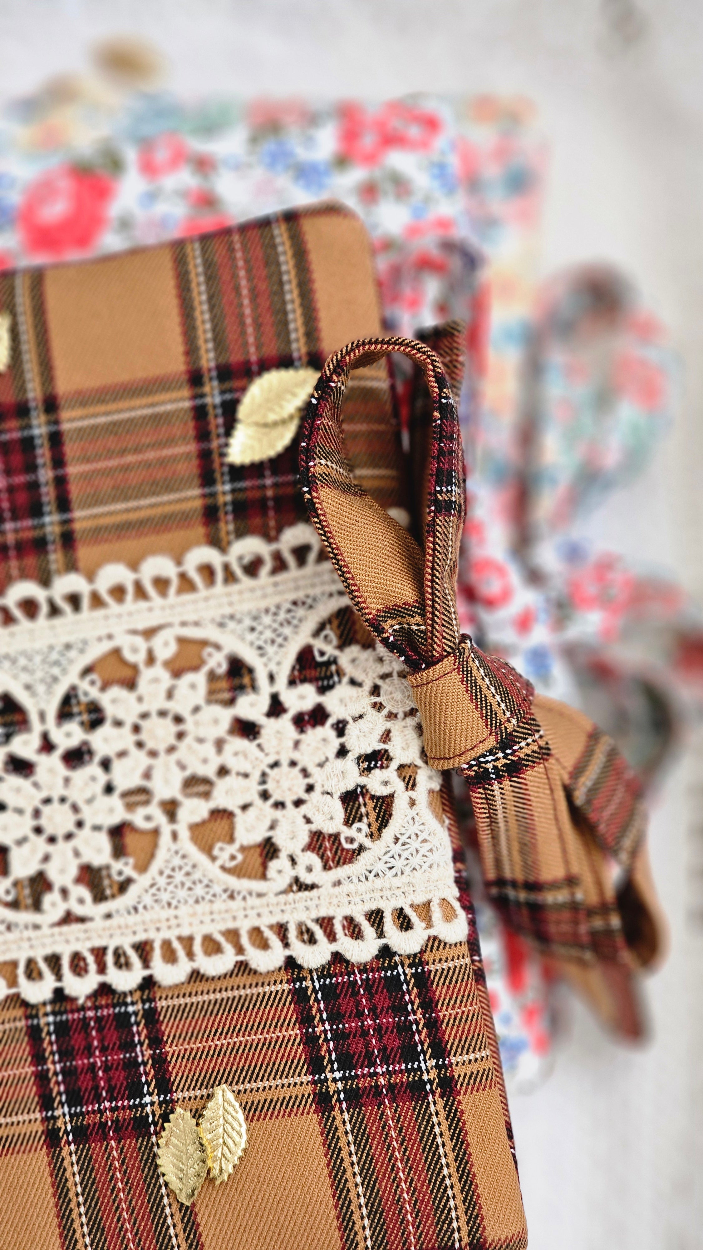 Housse de cahier tissu marron et dentelle avec magnet