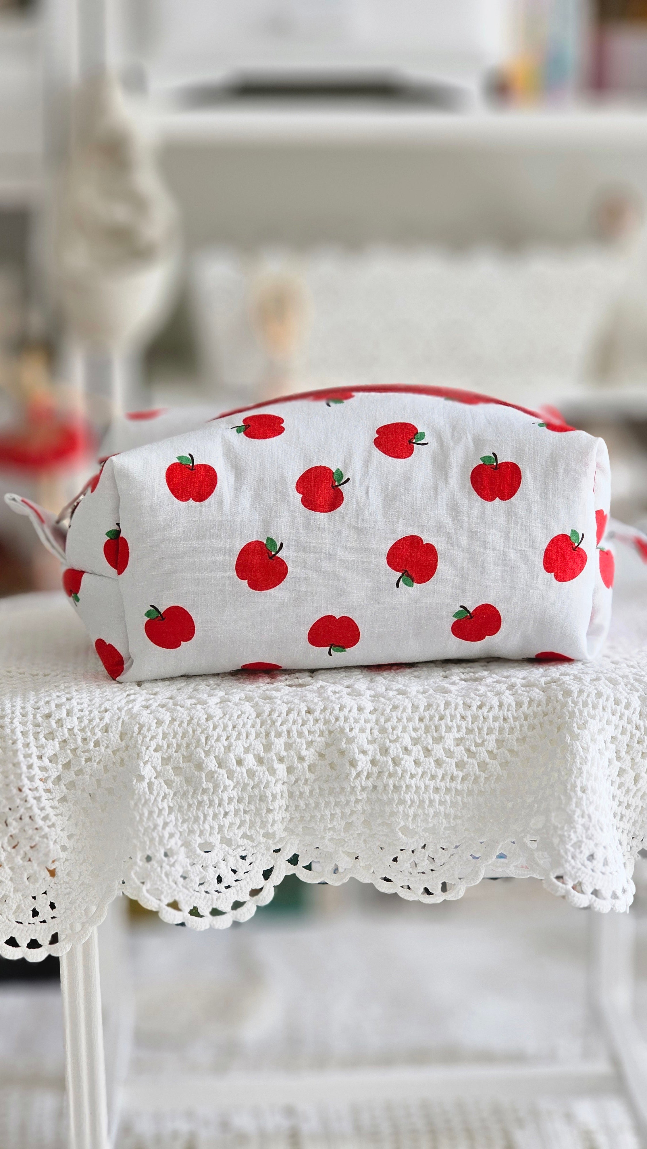 Trousse petites pommes rouges