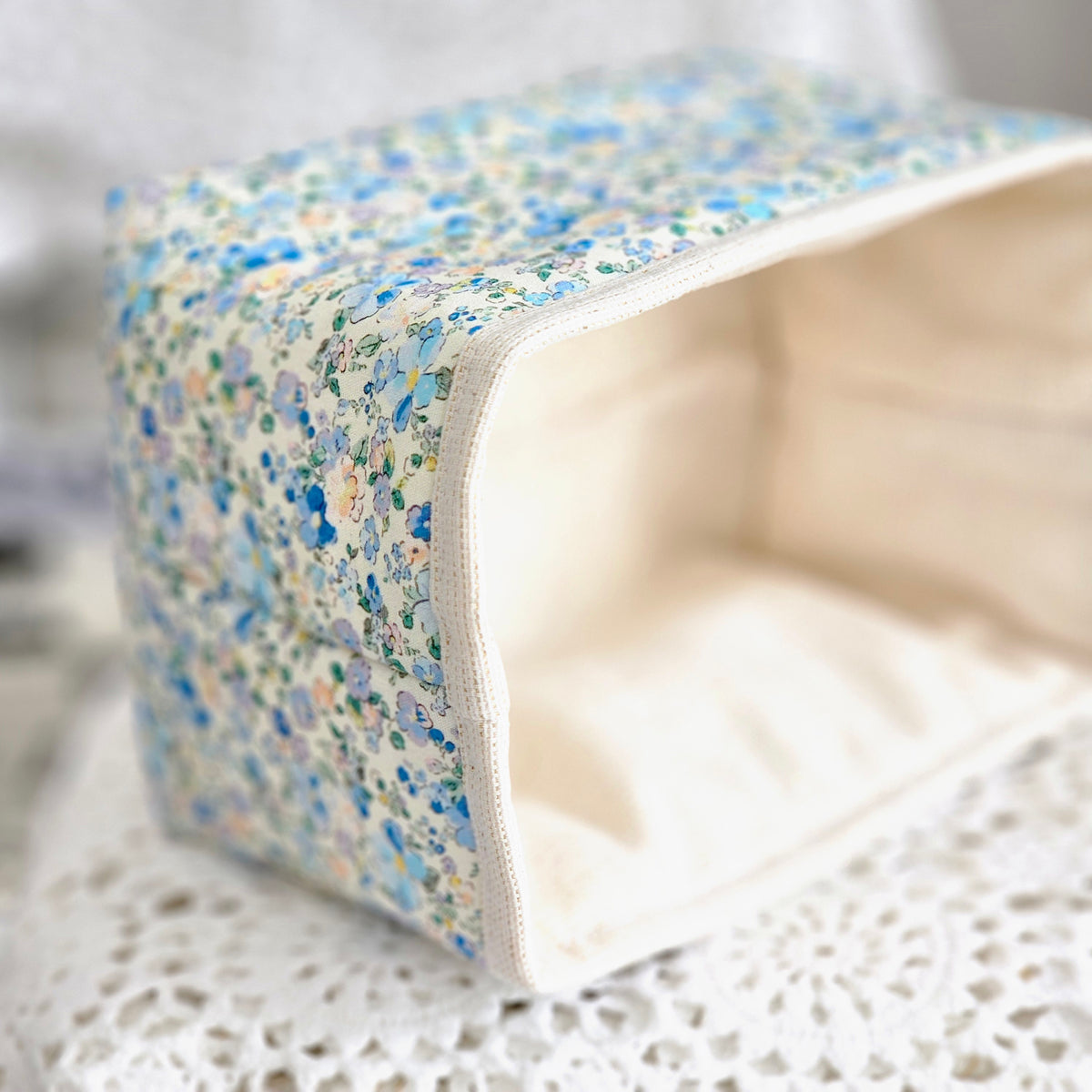 Corbeille tissu fleuri bleu