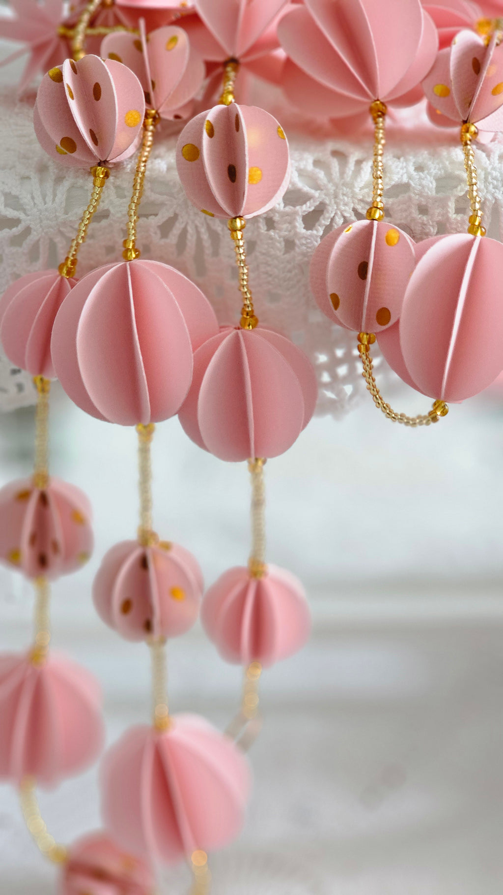 Guirlande décorative en papier rose