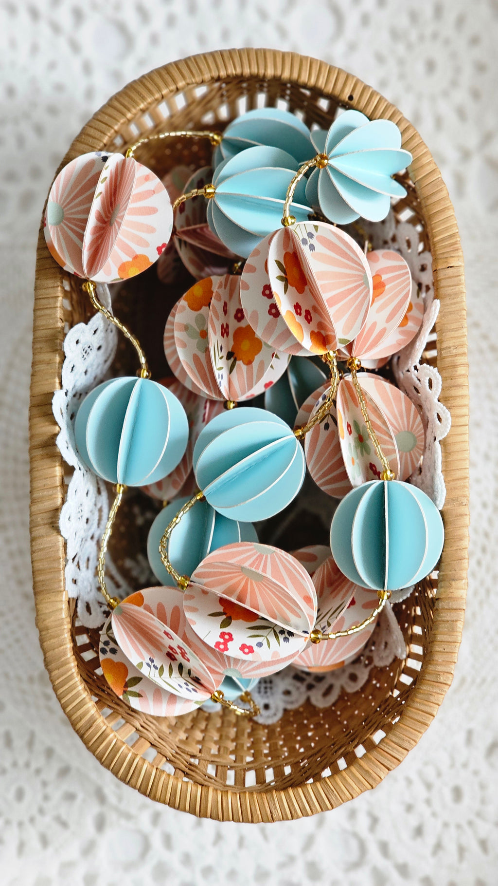 Guirlande en papier et perles de rocaille