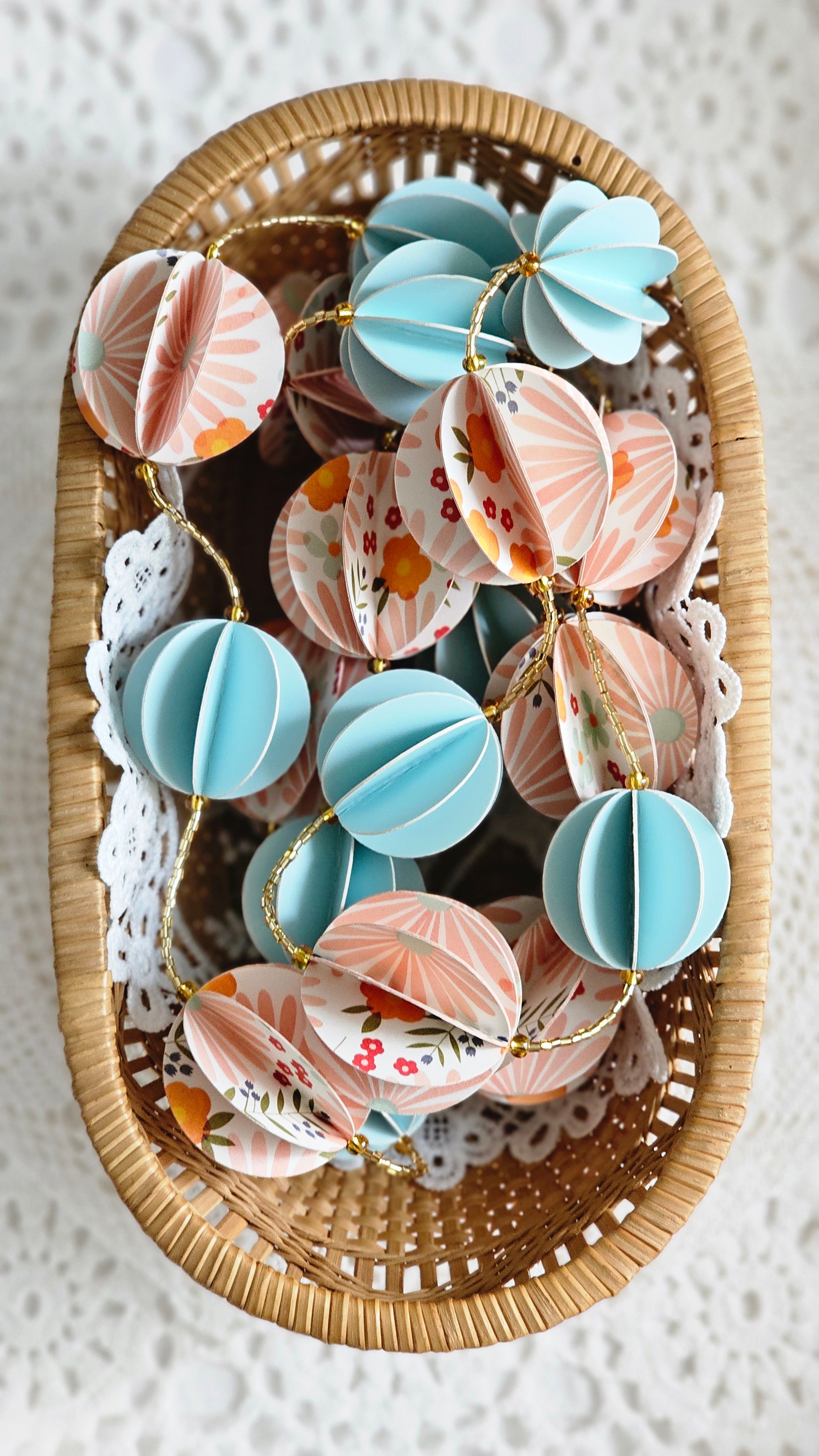 Guirlande en papier et perles de rocaille