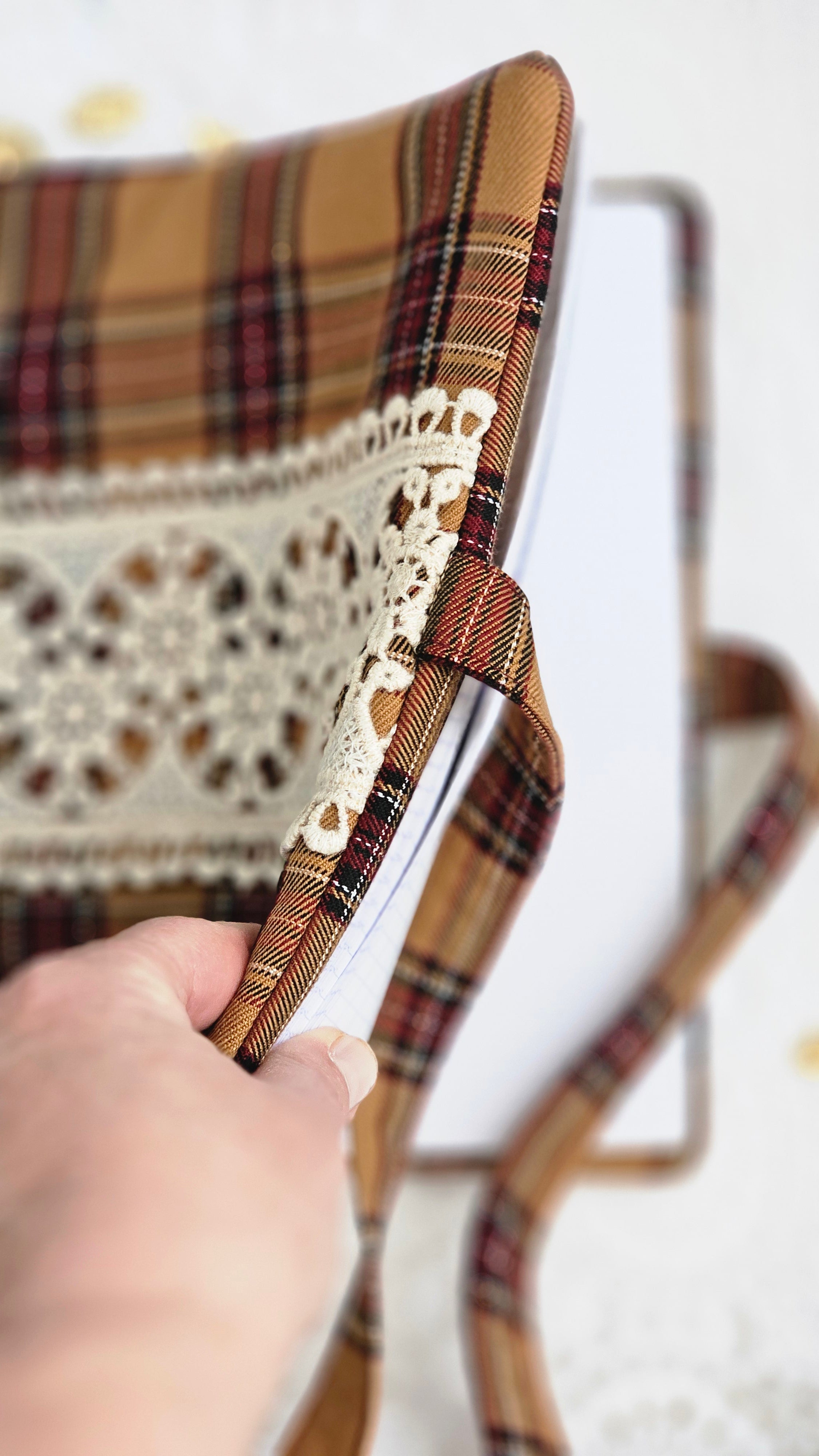 Housse de cahier tissu marron et dentelle avec magnet