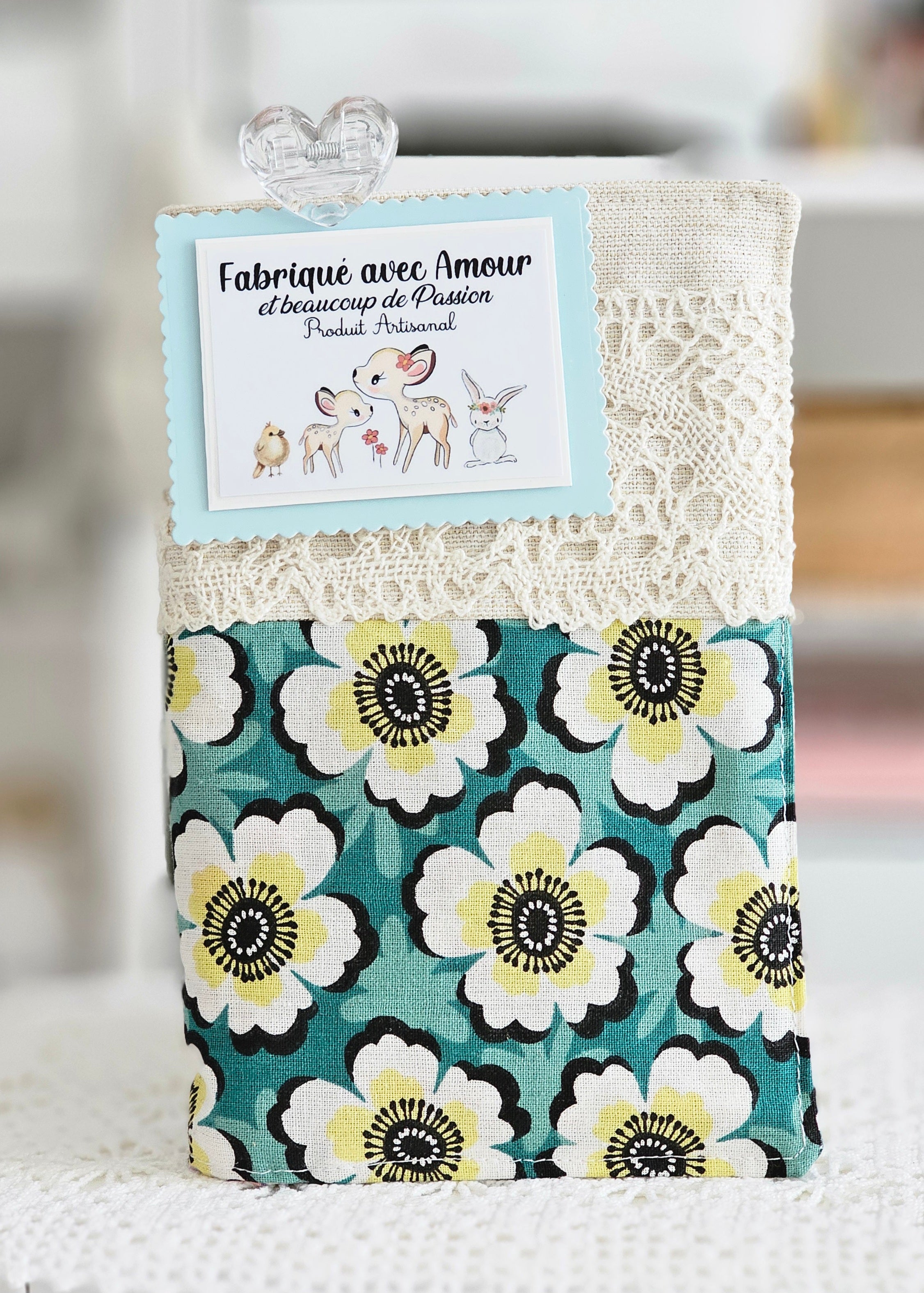 Housse tissu et dentelle pour livre de poche