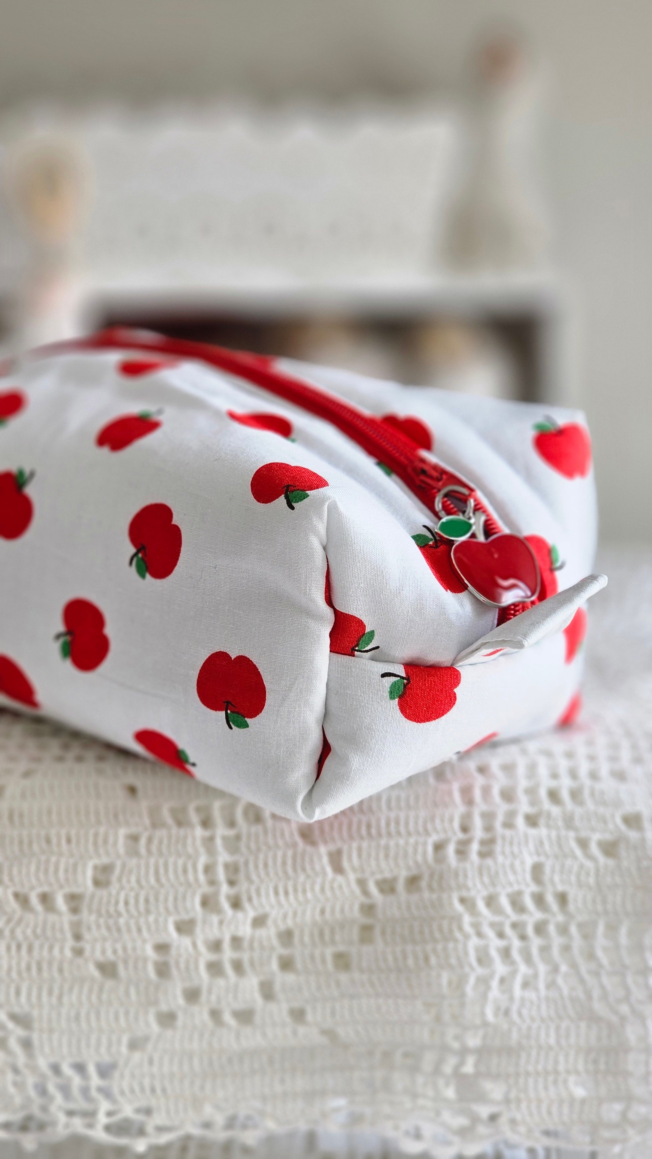 Trousse petites pommes rouges