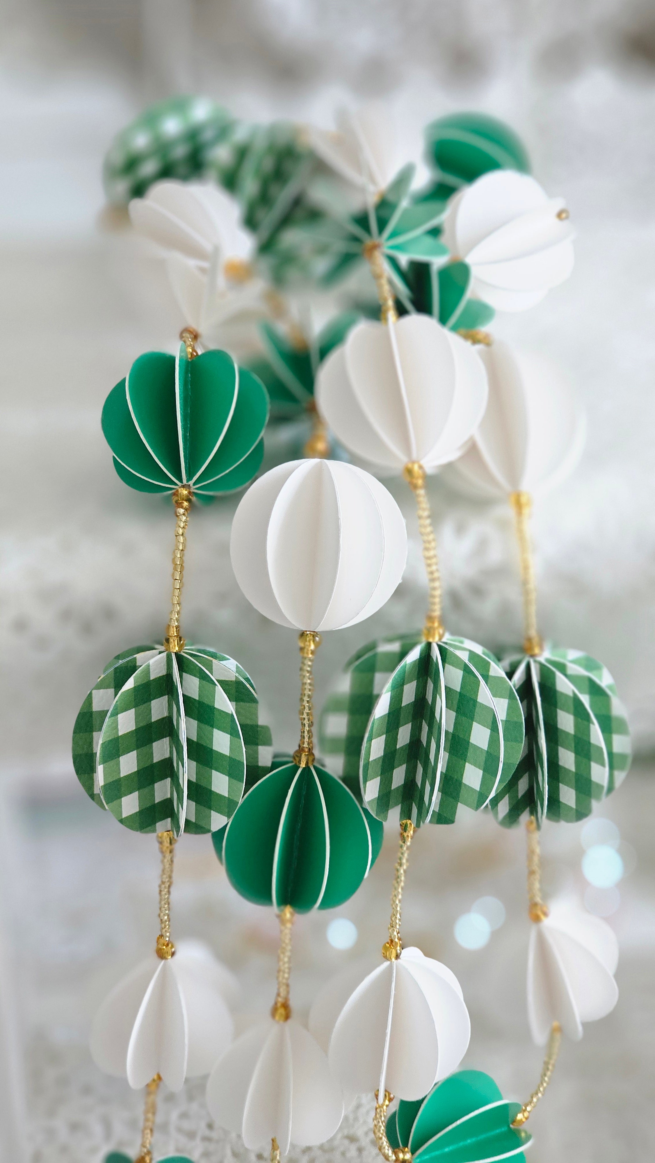Guirlande décorative en papier vert et blanc