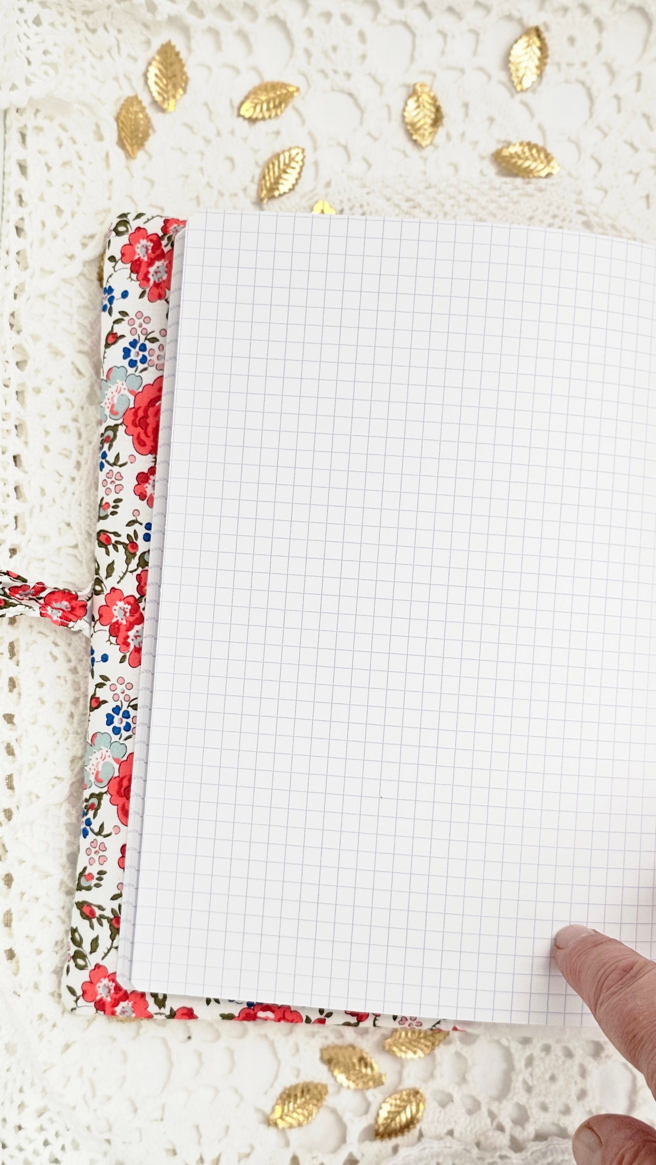 Housse de cahier liberty et dentelle avec magnet