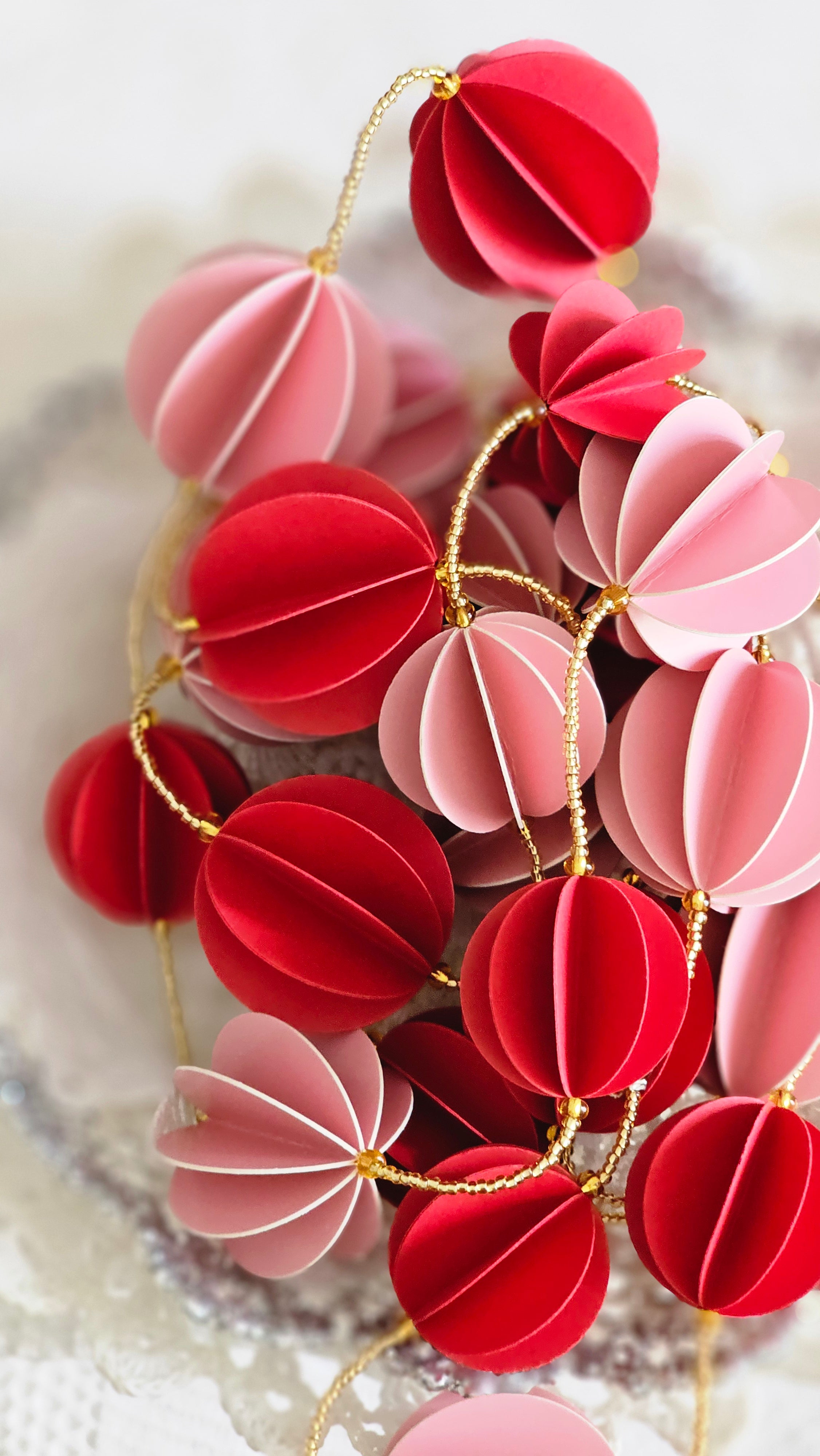 Guirlande papier rouge et rose avec perles de rocailles