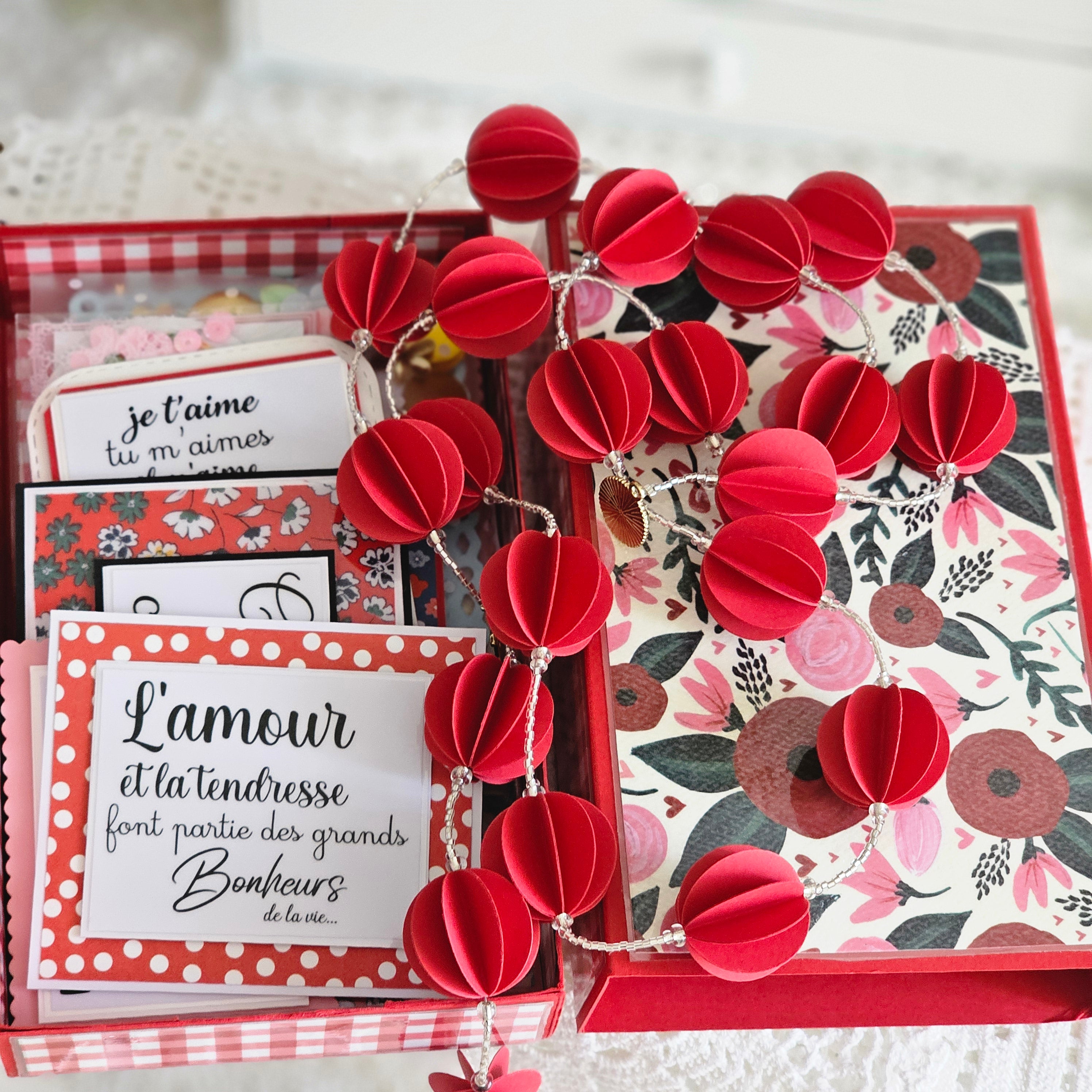Guirlande et cartes et la jolie boîte en papier