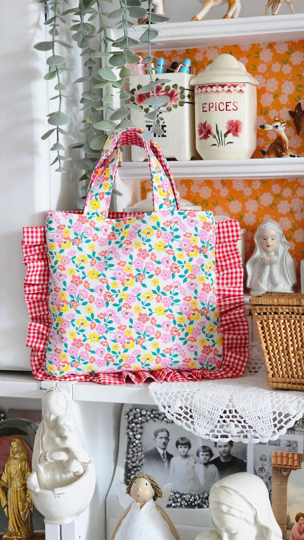 Pochette à volants tissu vichy rouge et tissu fleuri