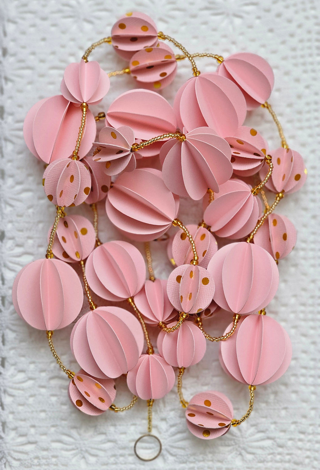 Guirlande décorative en papier rose