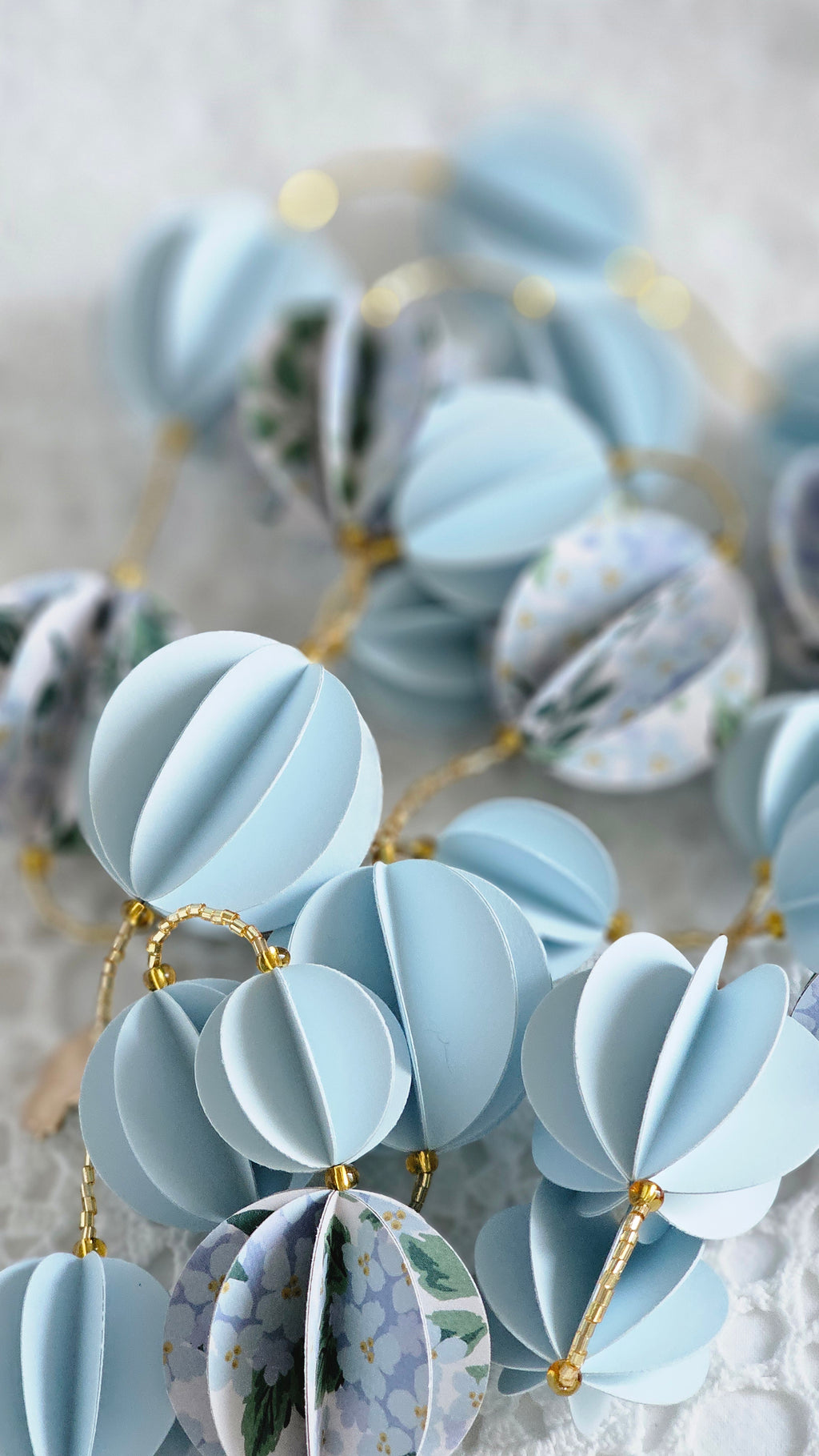 Guirlande décorative en papier bleu