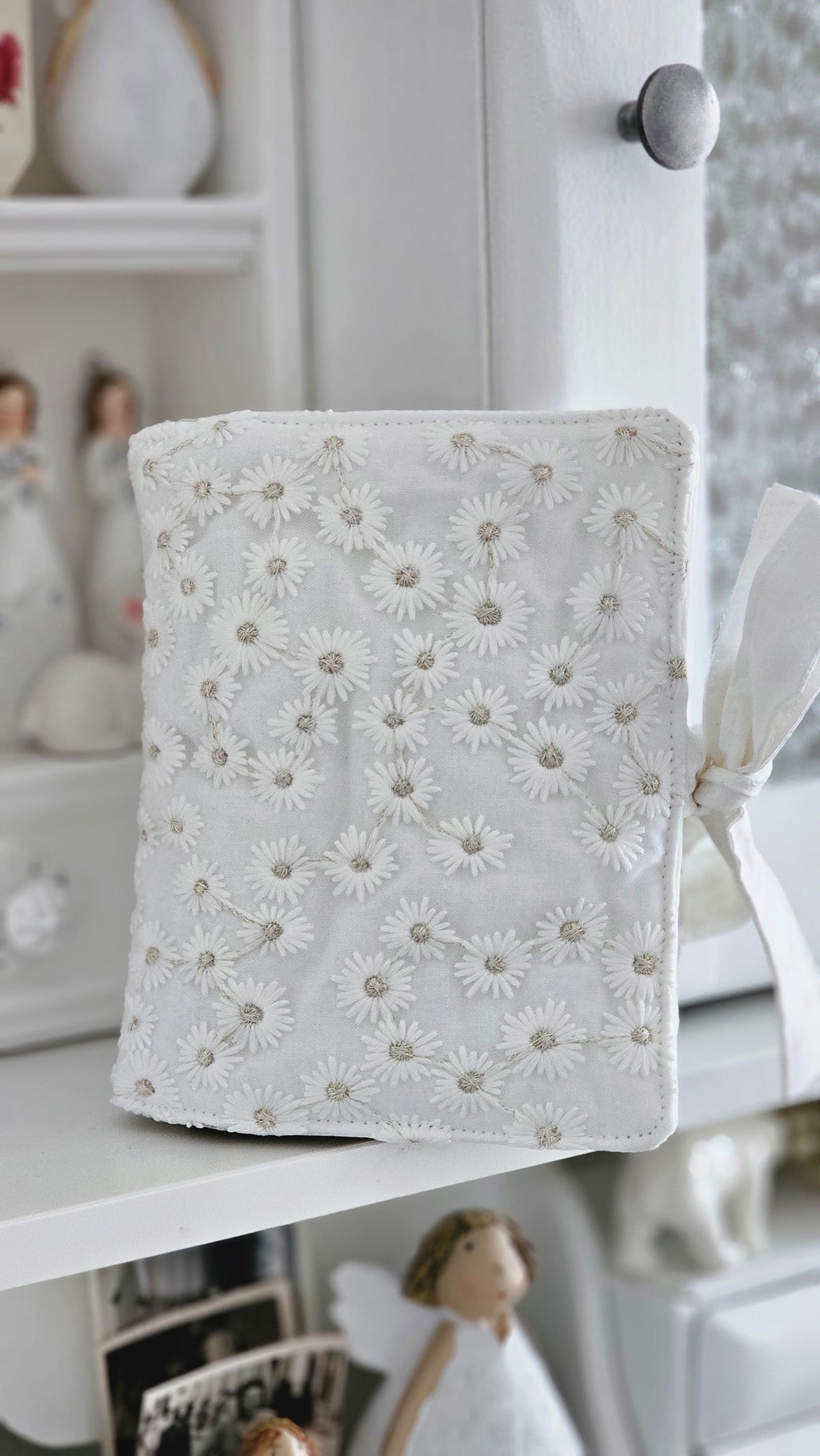 Pochette double tissu brodé blanc avec liens pour fermeture