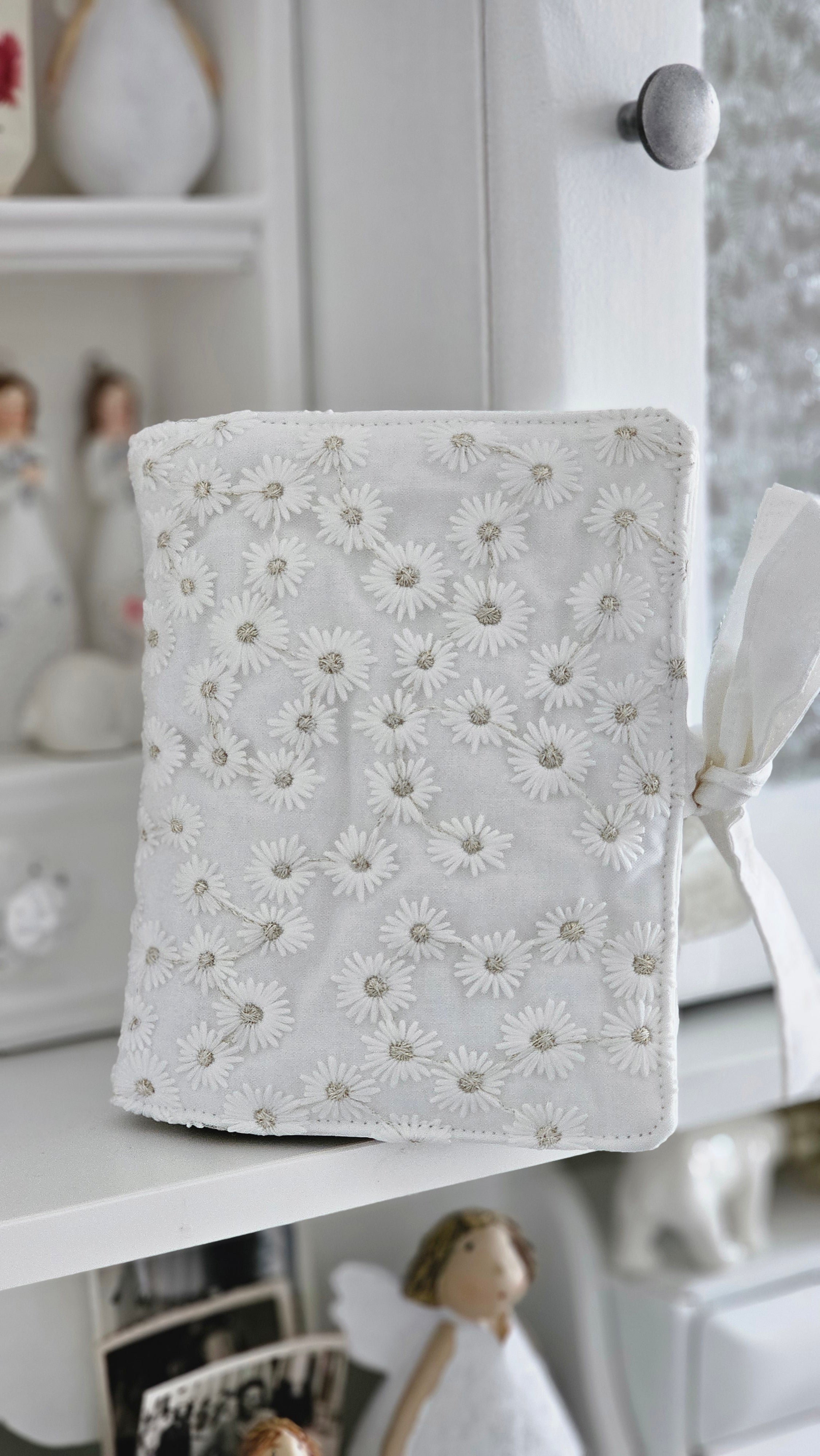 Pochette double tissu brodé blanc avec liens pour fermeture