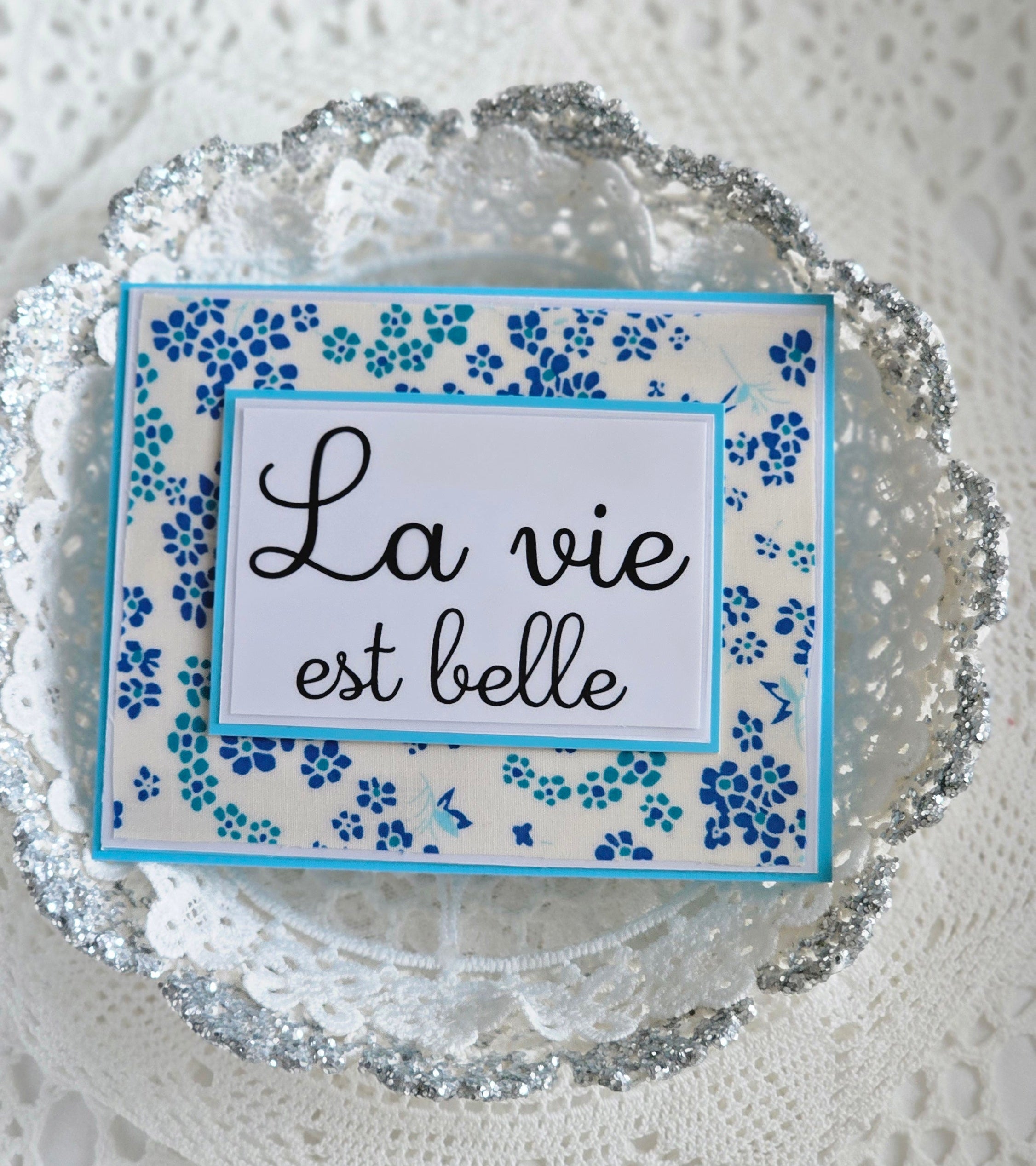 Carte en papier la vie est belle