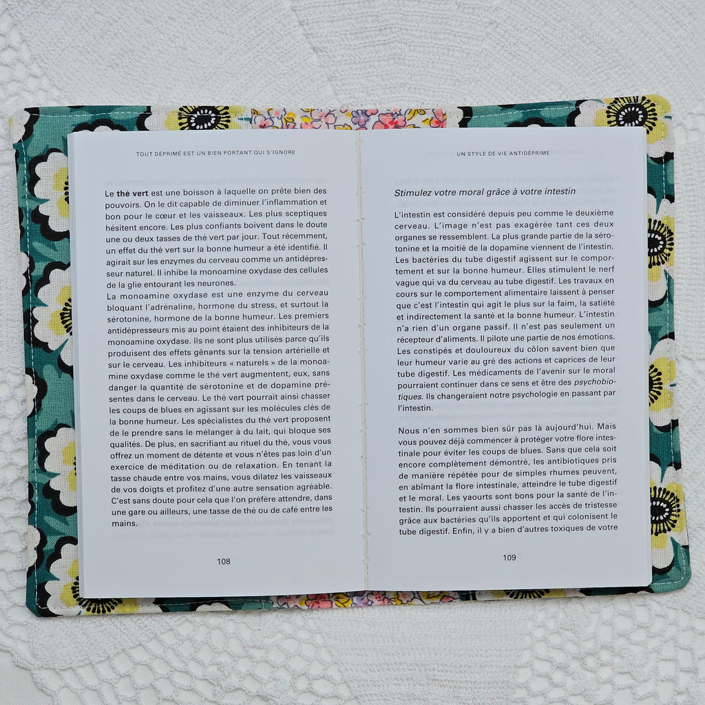 Housse tissu et dentelle pour livre de poche