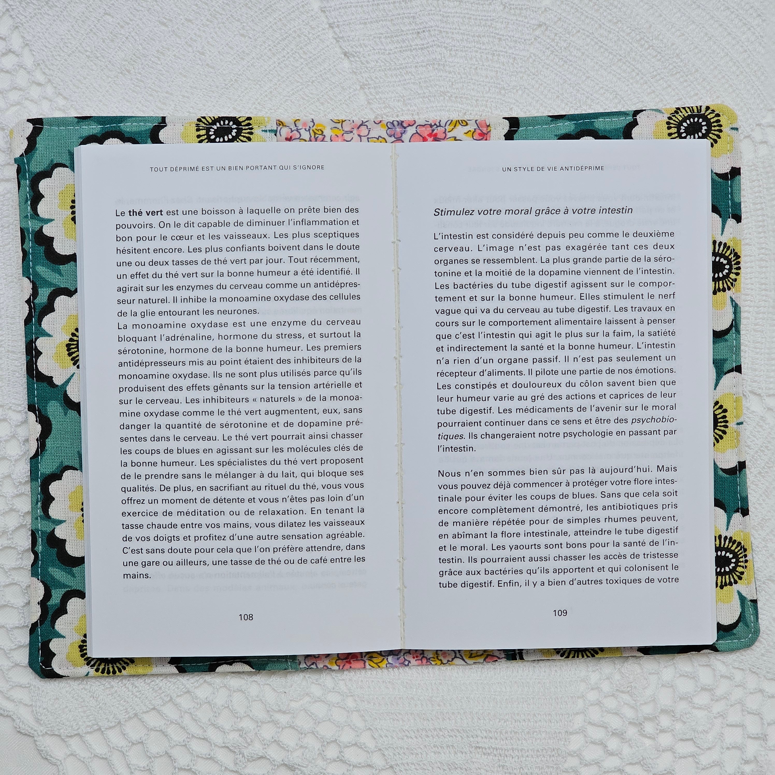 Housse tissu et dentelle pour livre de poche
