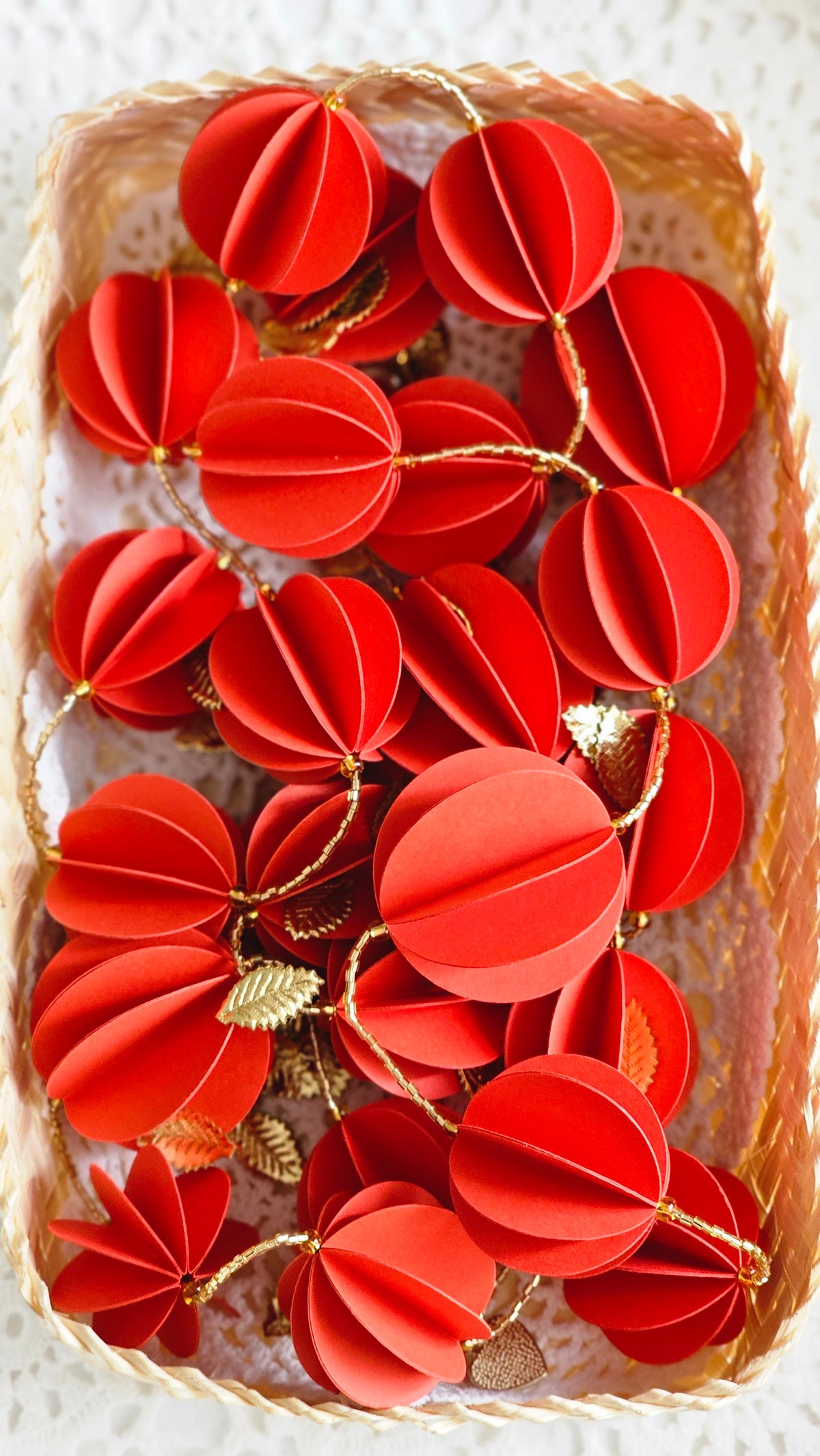 Guirlande de boules en papier rouge