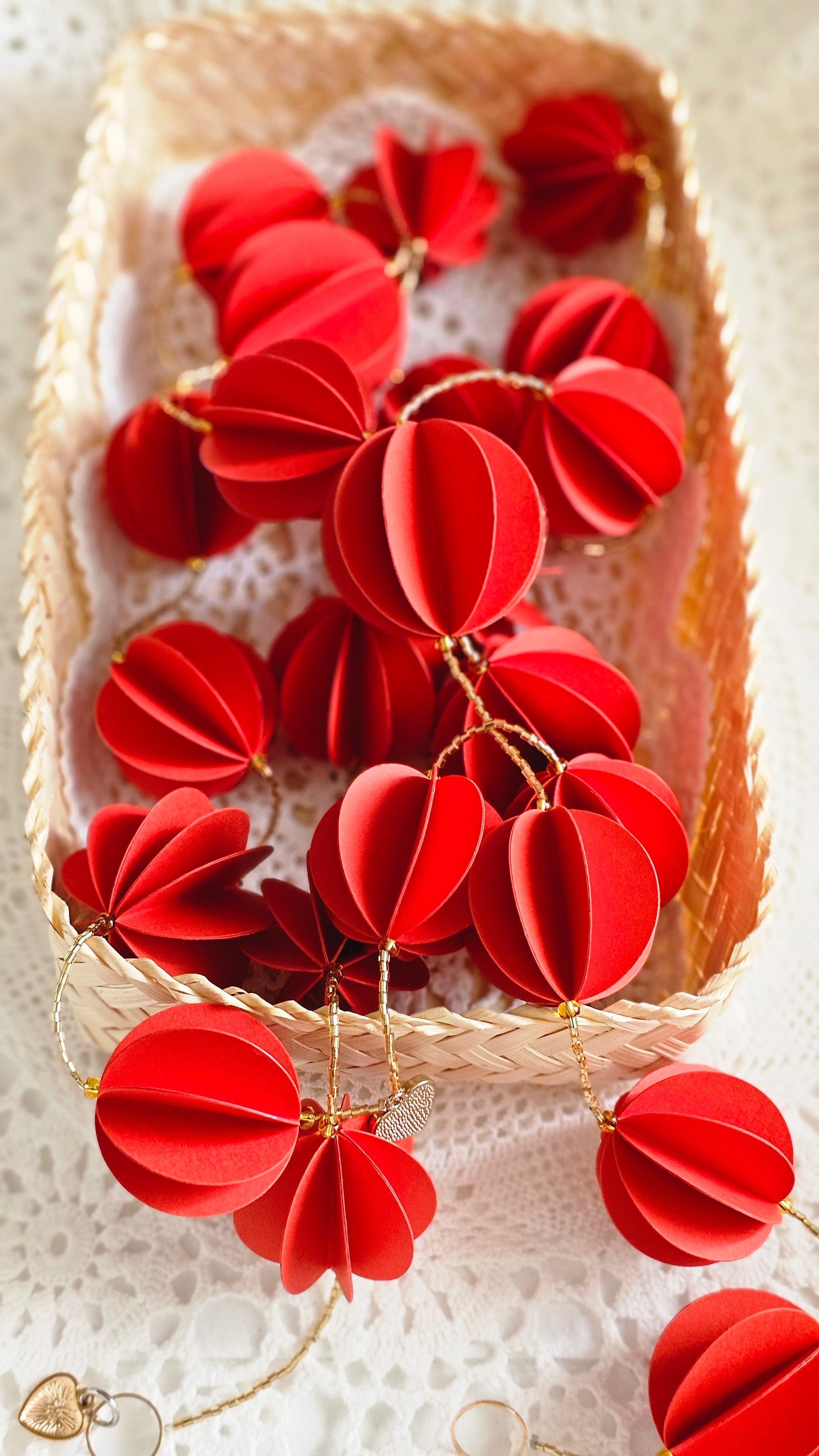 Guirlande de boules en papier rouge