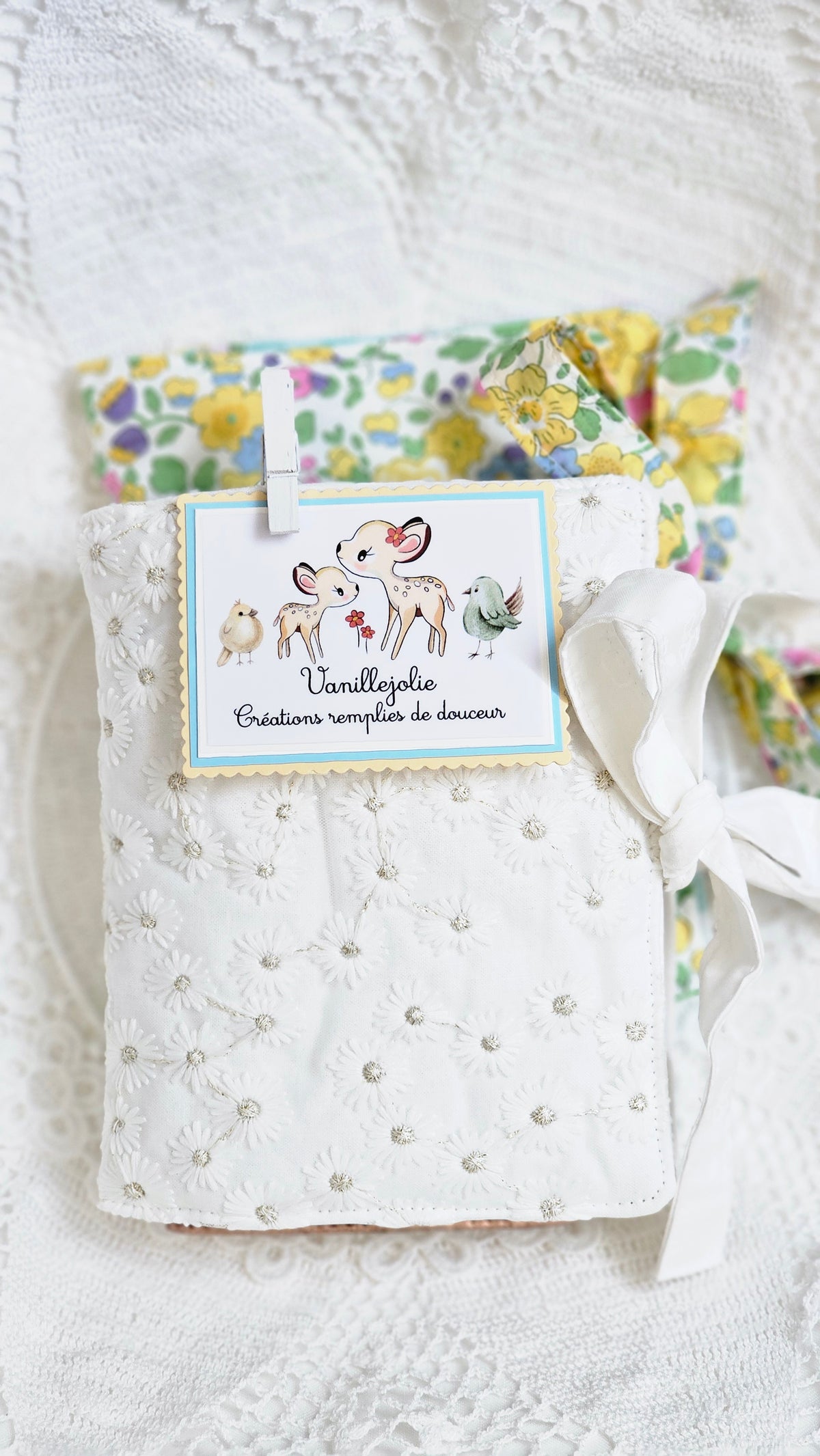 Pochette double tissu brodé blanc avec liens pour fermeture