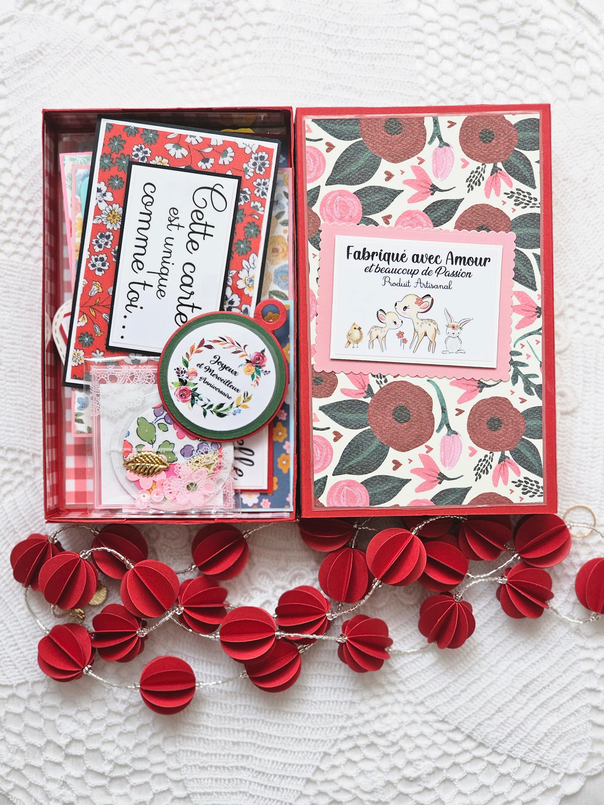 Guirlande et cartes et la jolie boîte en papier