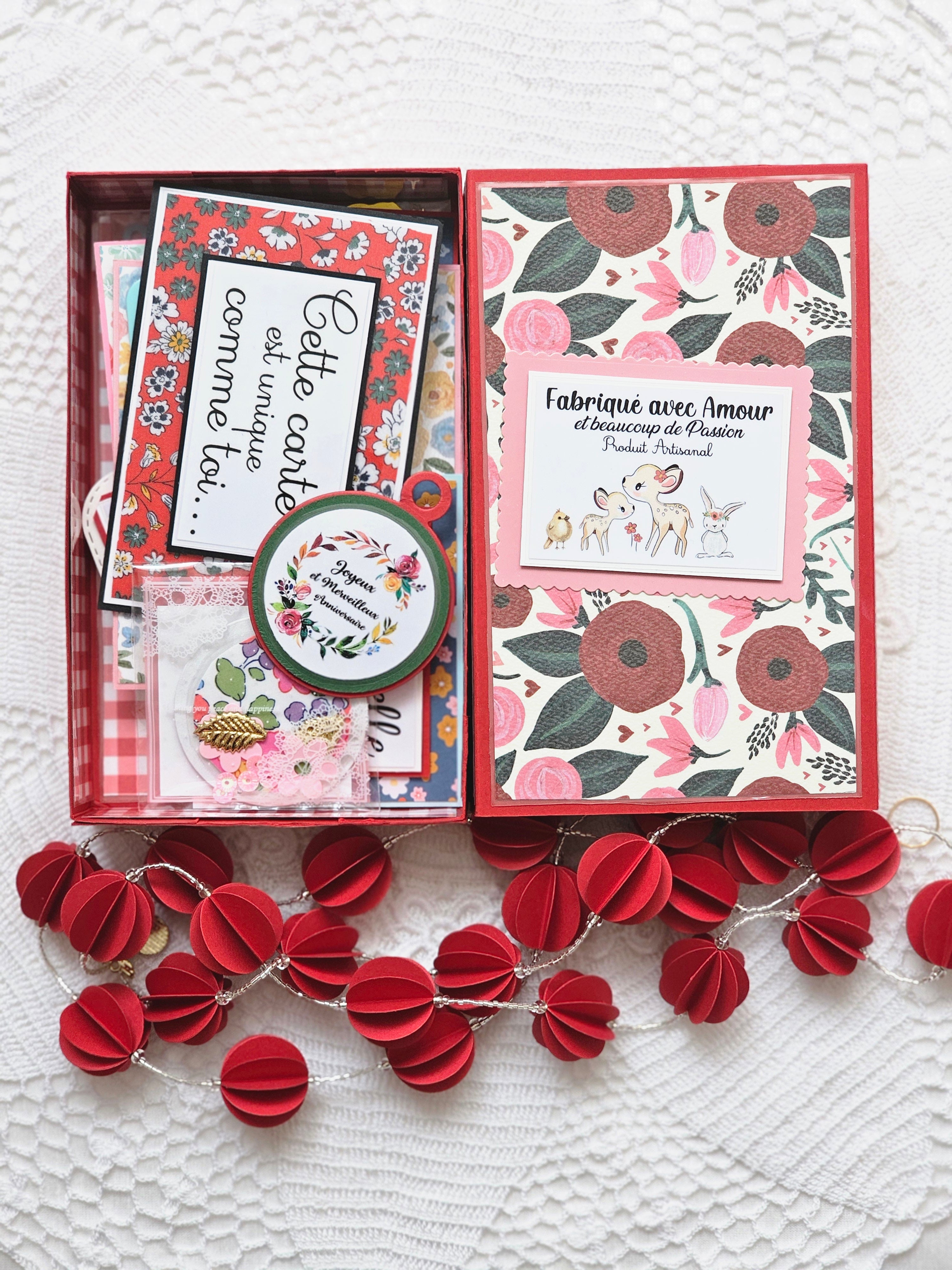 Guirlande et cartes et la jolie boîte en papier
