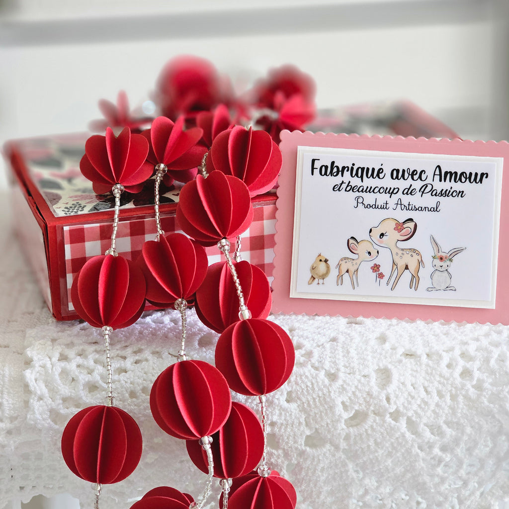 Guirlande et cartes et la jolie boîte en papier