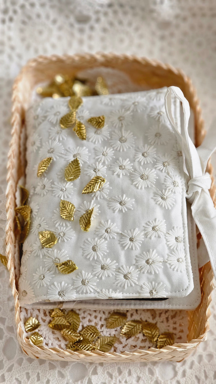Pochette double tissu brodé blanc avec liens pour fermeture