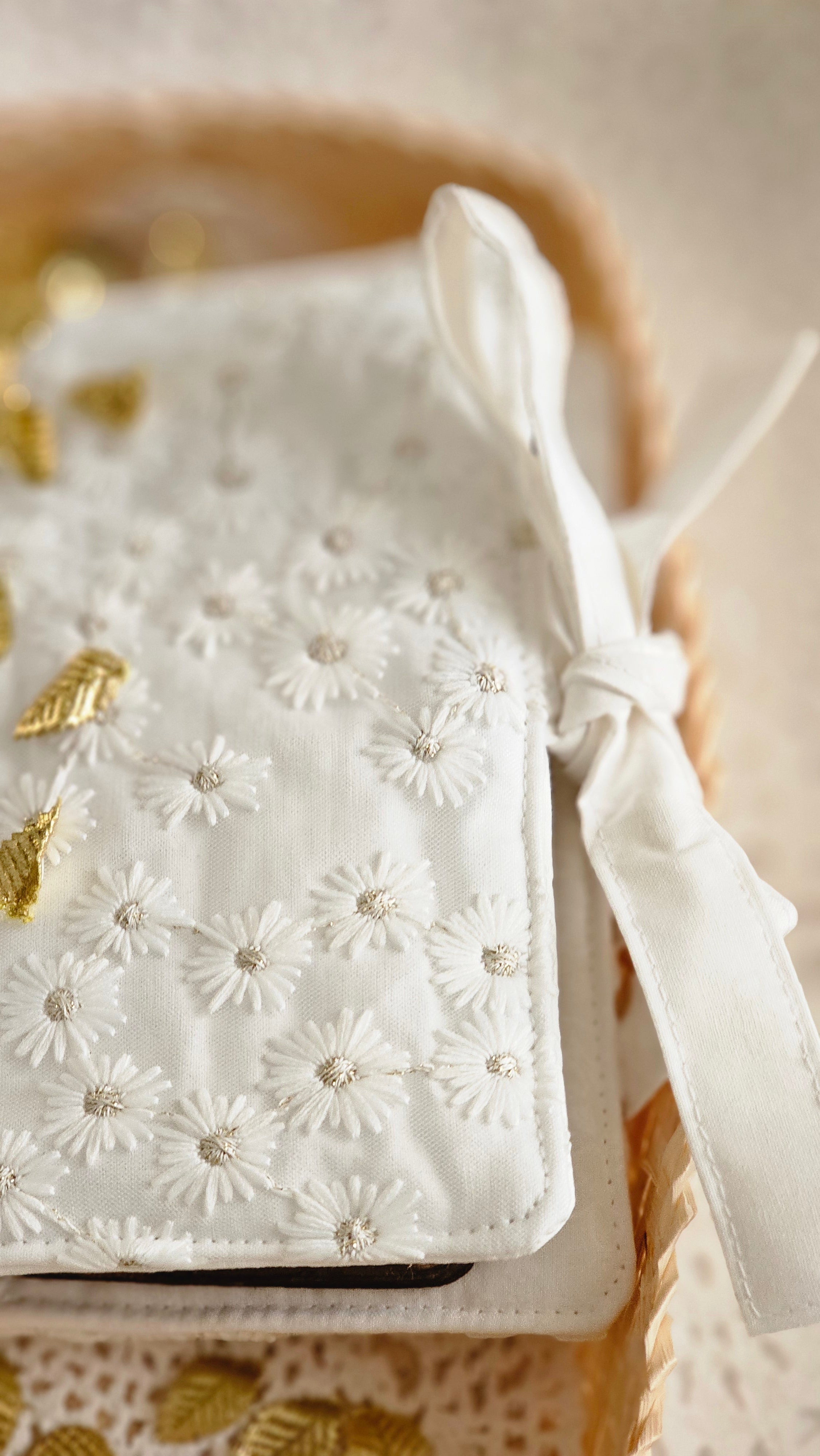 Pochette double tissu brodé blanc avec liens pour fermeture